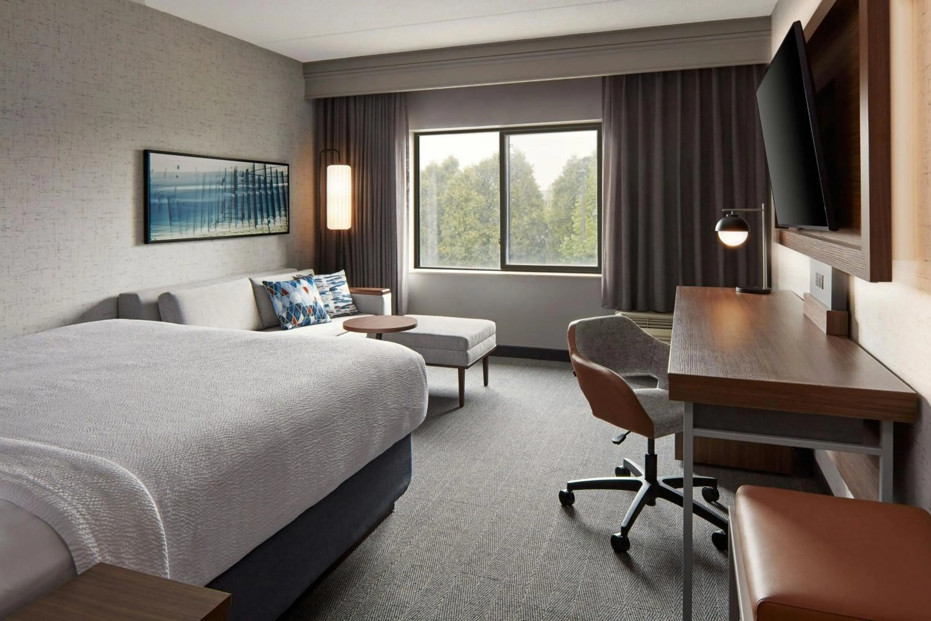 Photo of the whole room, Bed in Courtyard by Marriott Hamilton