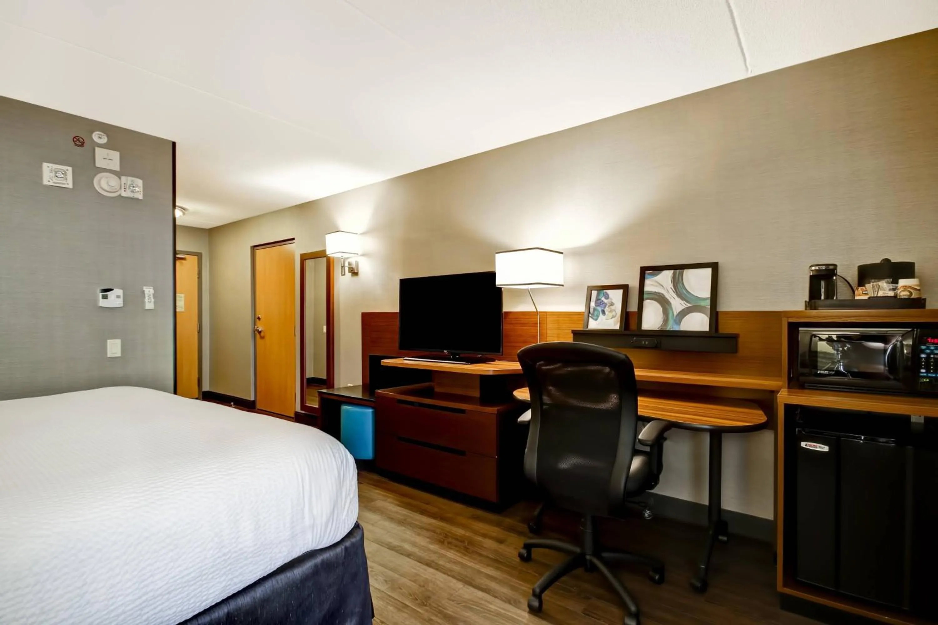 Photo of the whole room, Bed in Fairfield Inn & Suites by Marriott Guelph