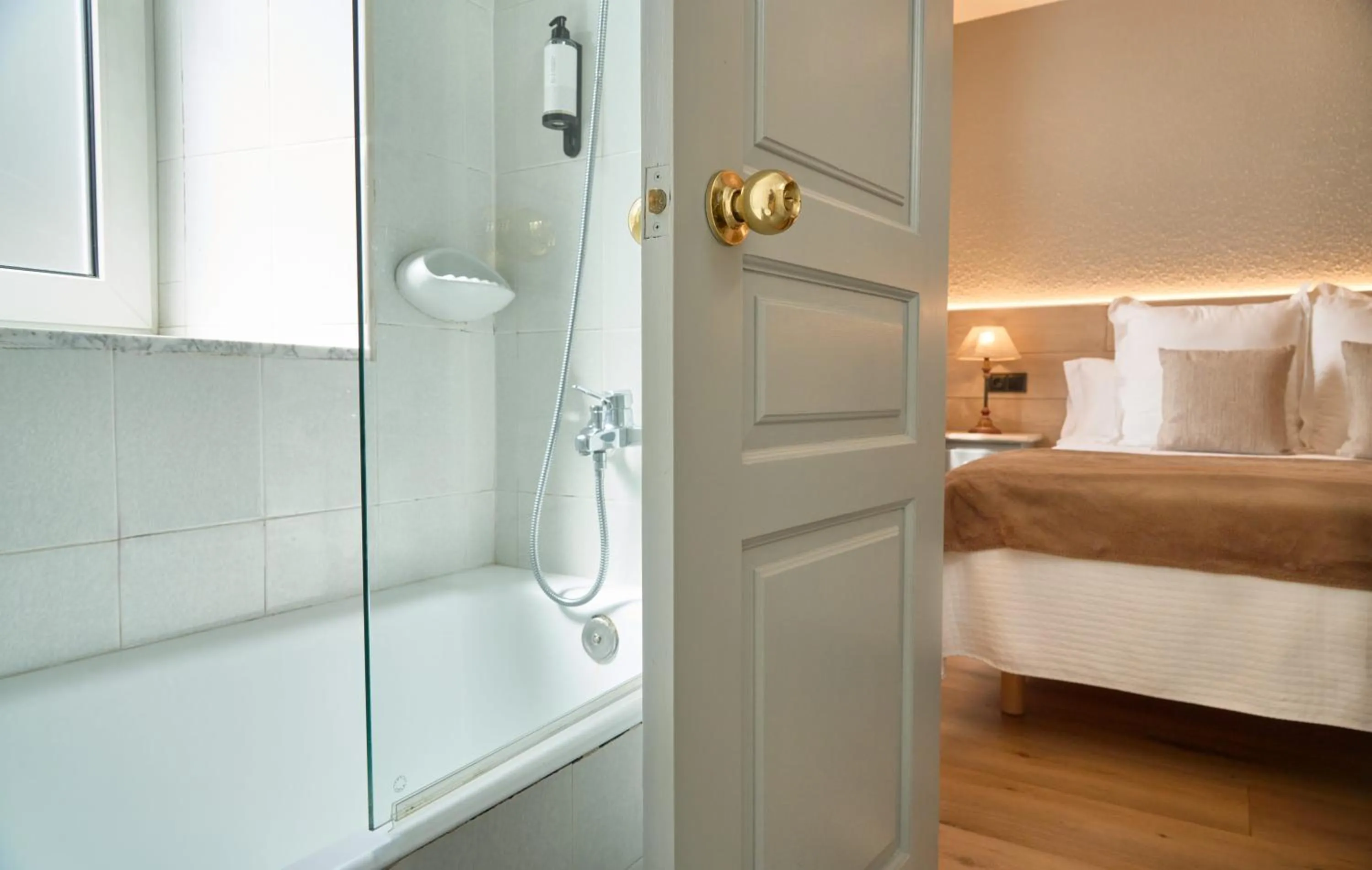 Bathroom, Bed in Hotel Anglada