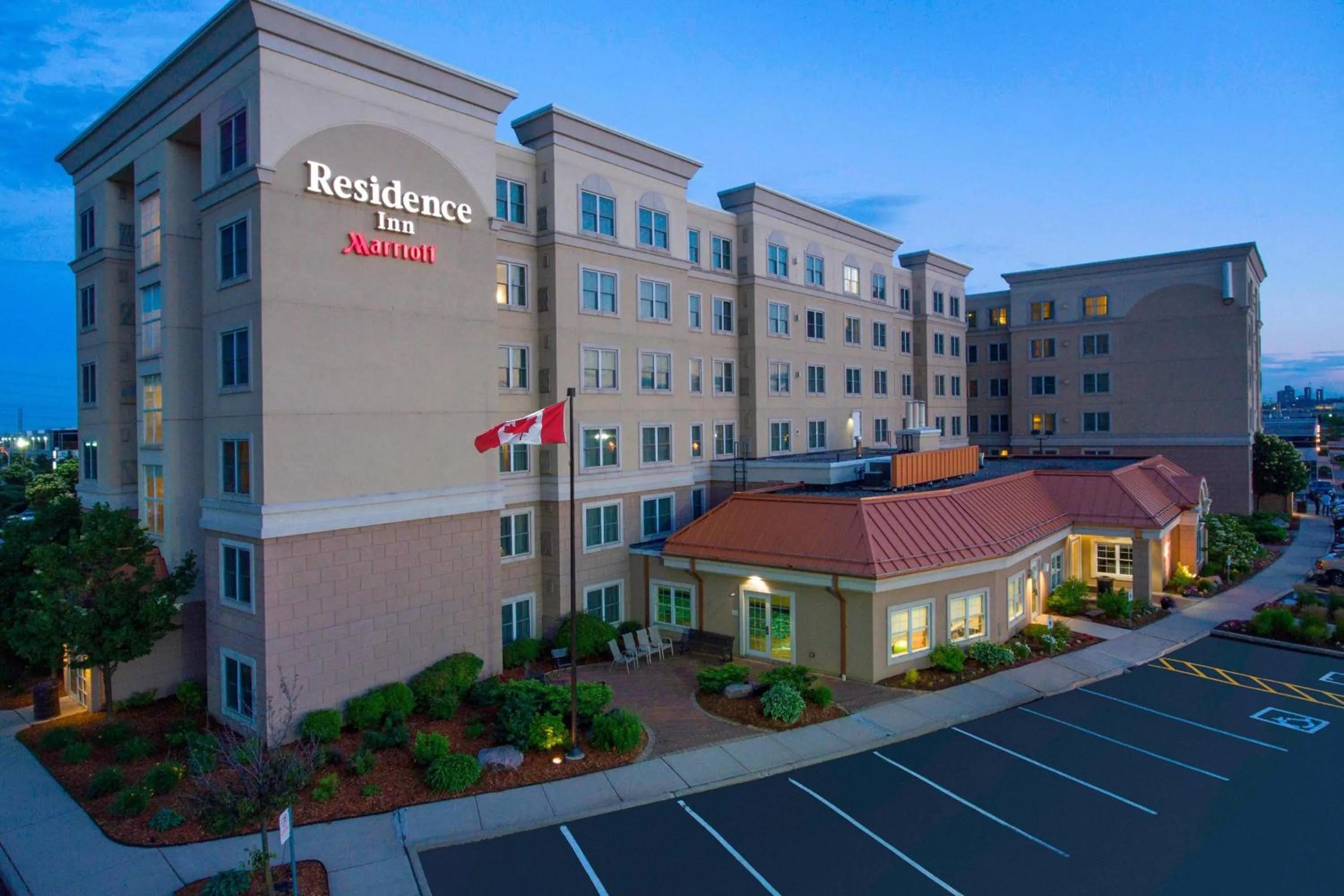 Property building in Residence Inn by Marriott Mississauga-Airport Corporate Centre West