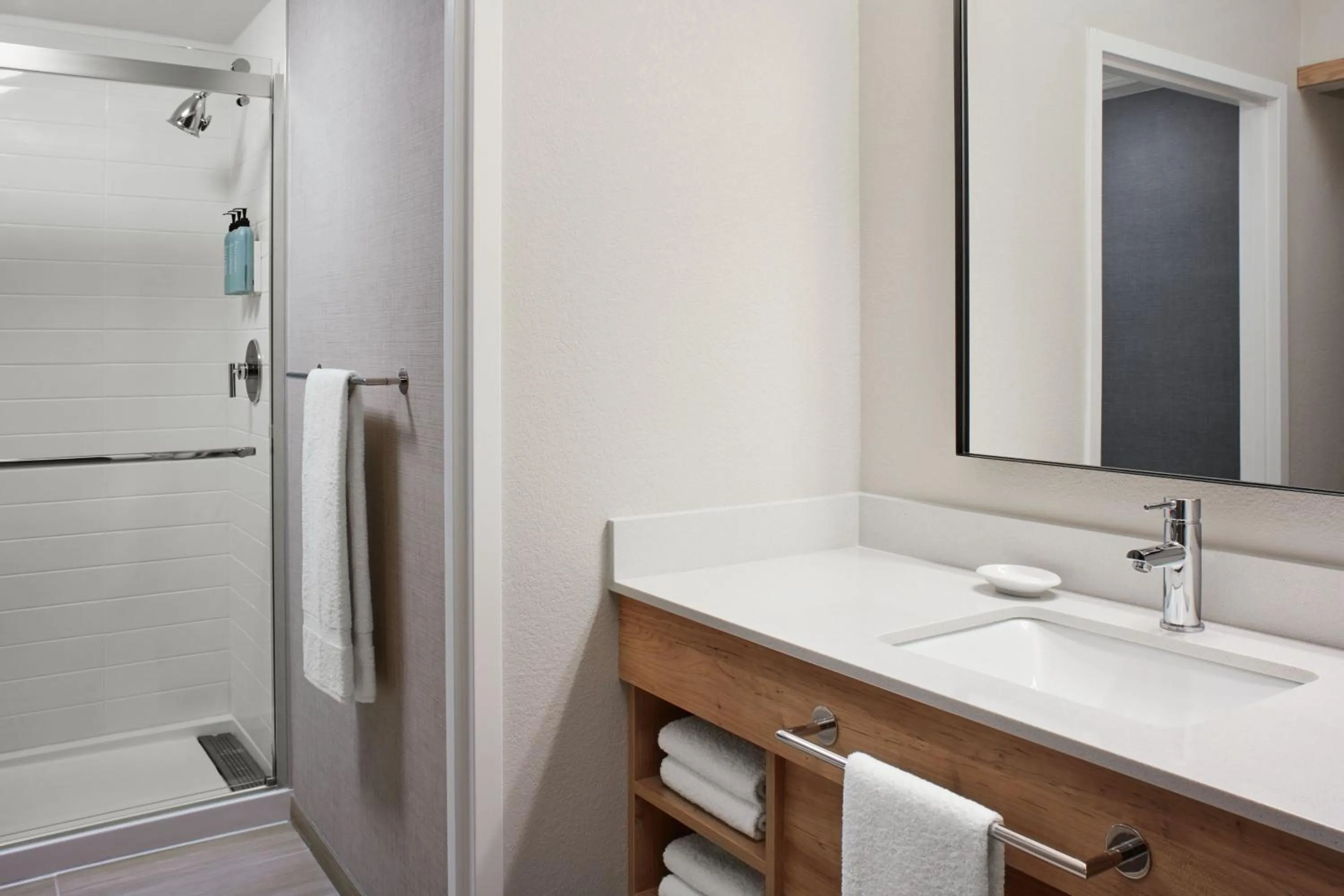 Bathroom in Residence Inn by Marriott Mississauga-Airport Corporate Centre West