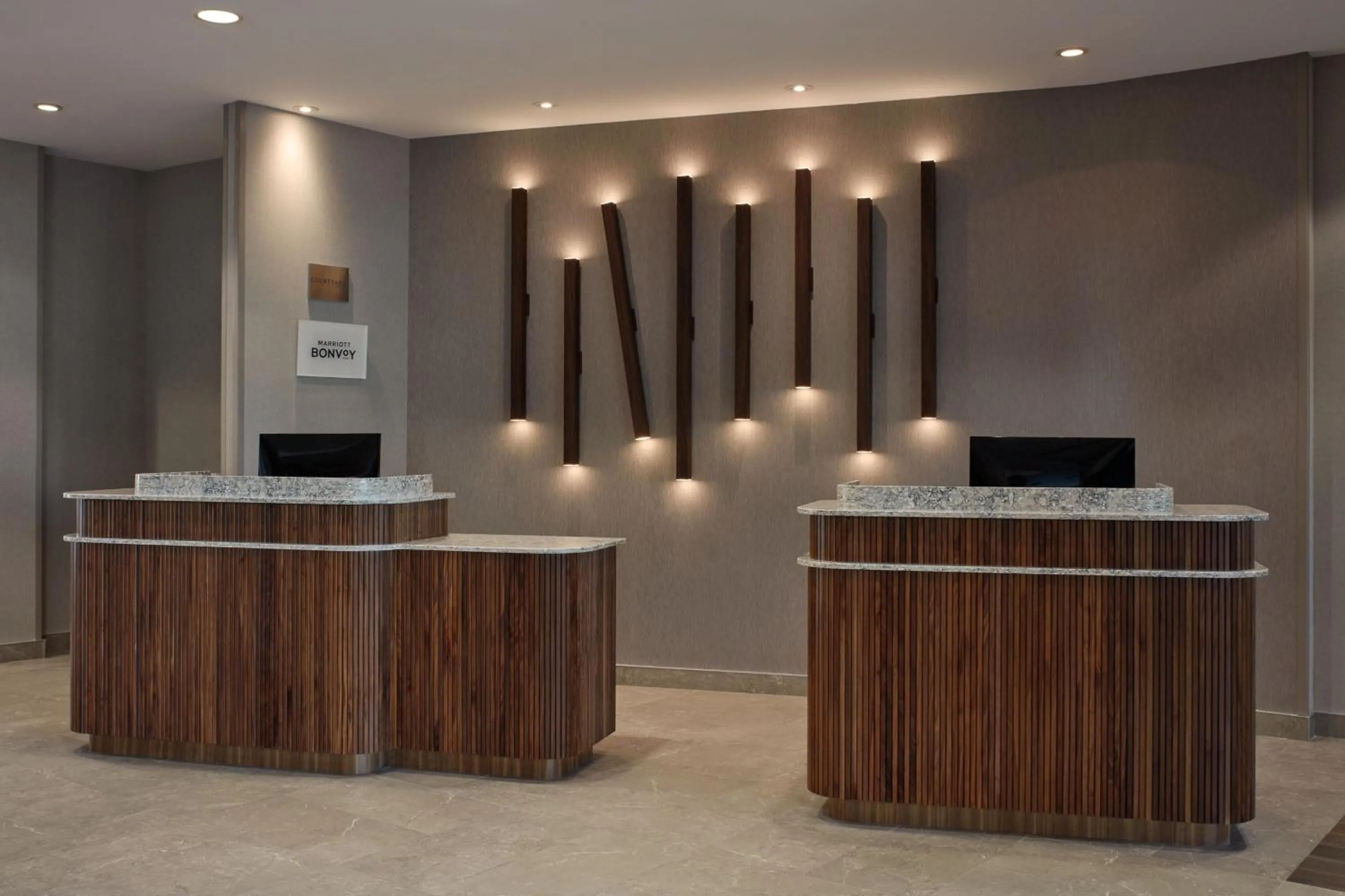 Lobby or reception in Courtyard by Marriott Mississauga-Airport Corporate Centre West