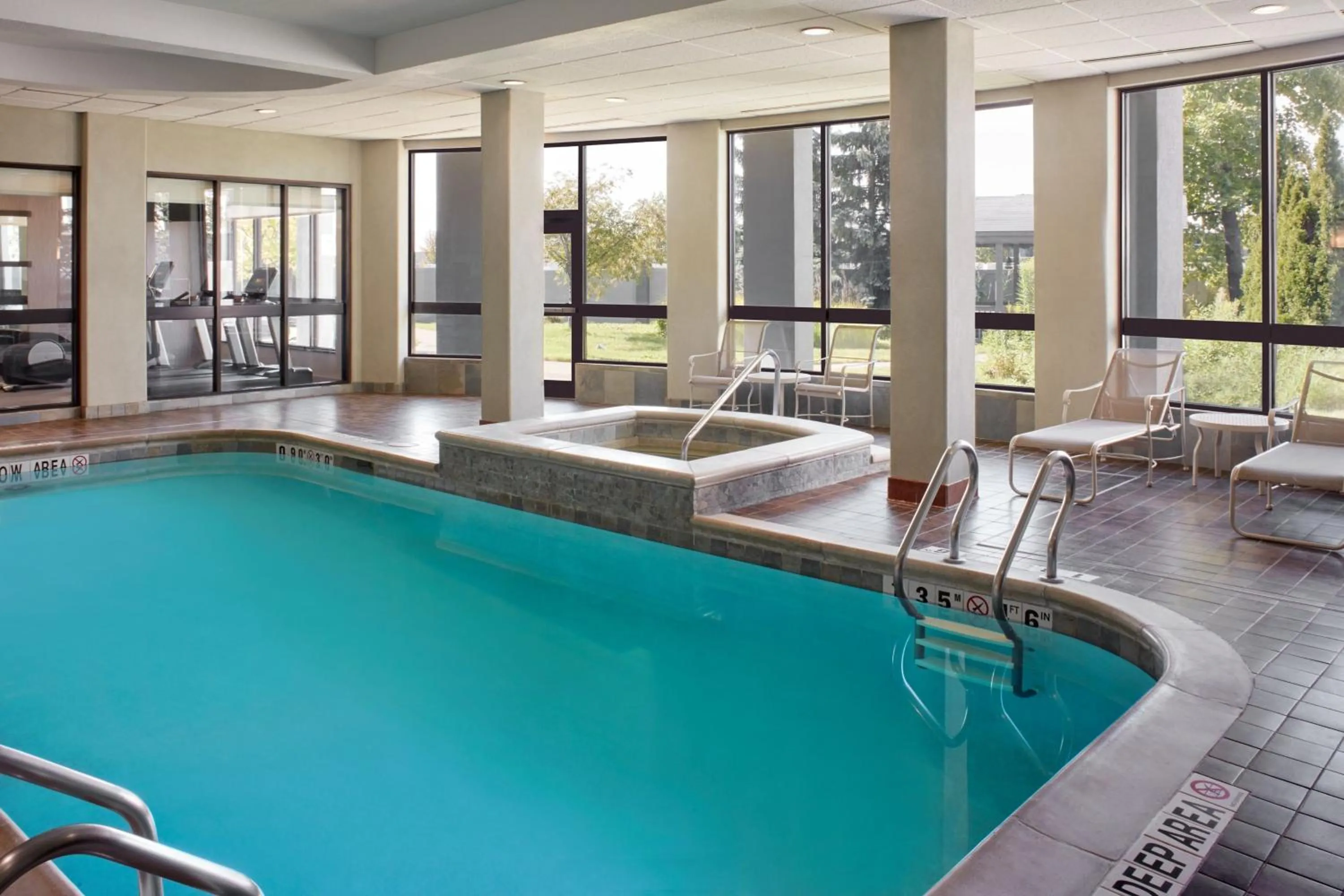 Swimming pool in Courtyard by Marriott Mississauga-Airport Corporate Centre West