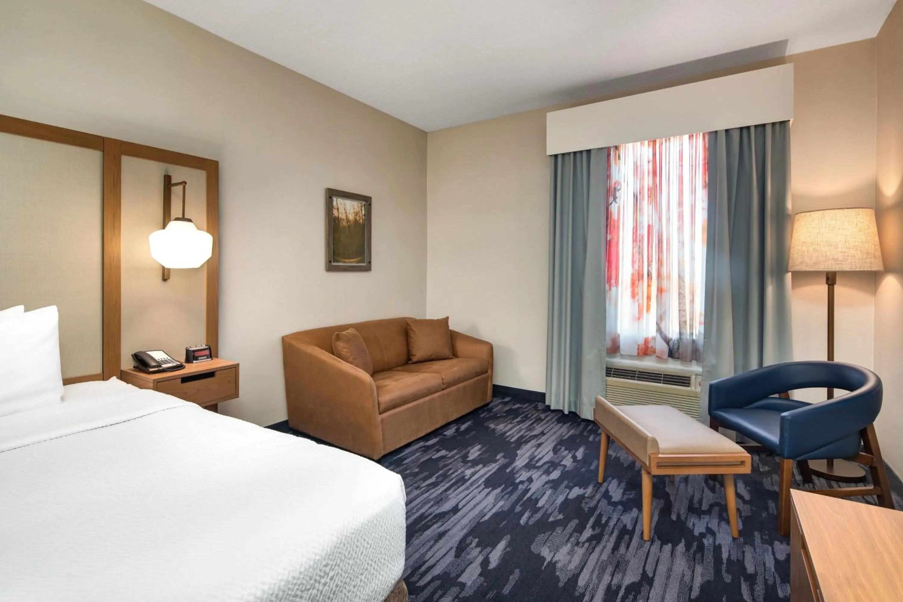 Photo of the whole room, Bed in Fairfield Inn by Marriott Toronto Oakville