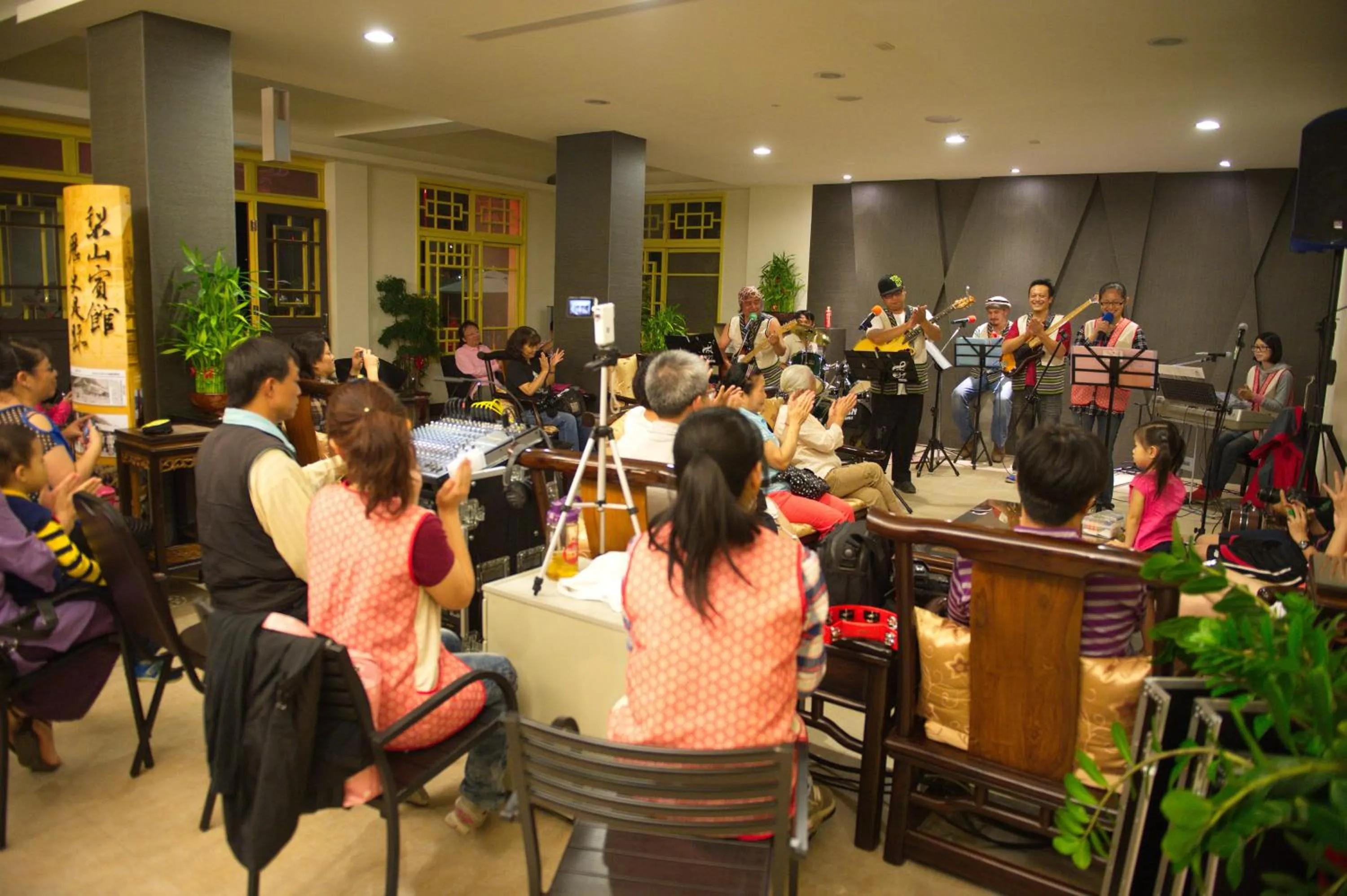 Evening entertainment in Lishan Guest House