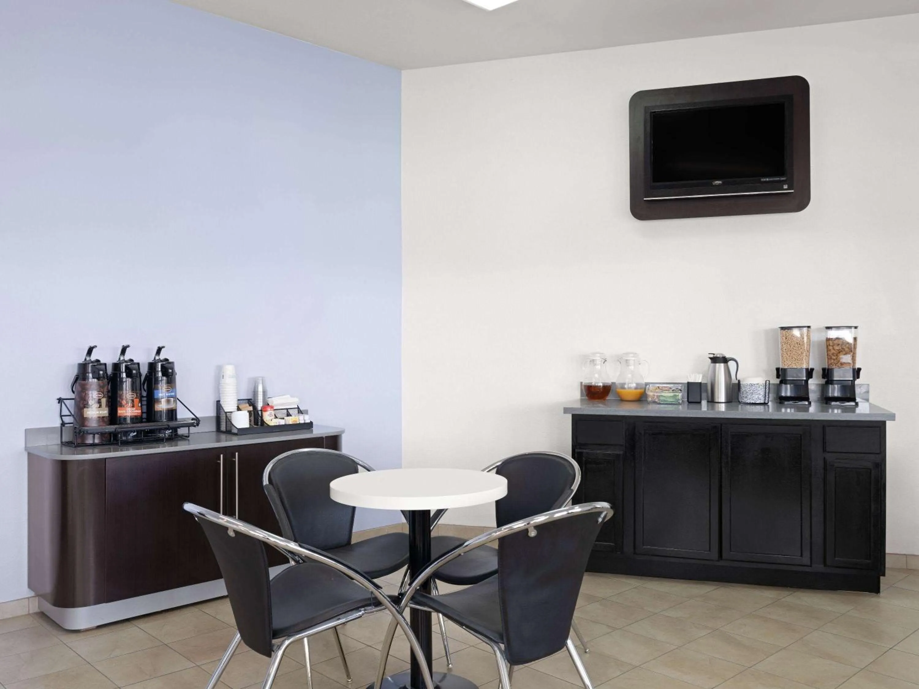 Breakfast in Super 8 by Wyndham Dunnigan