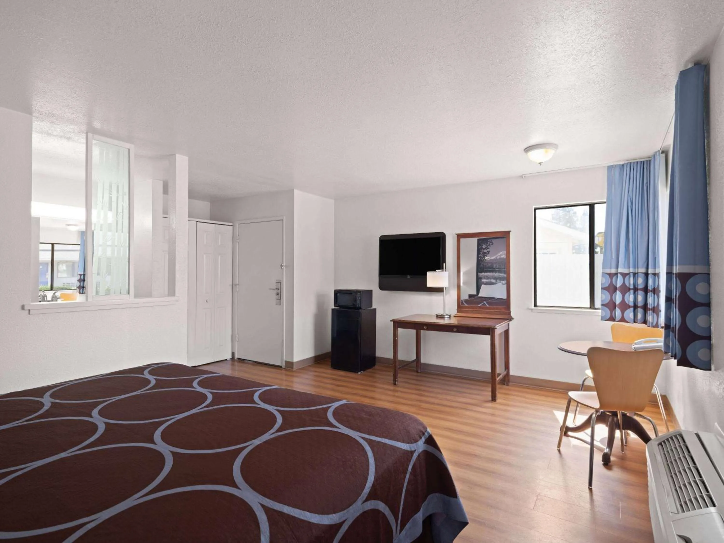 Photo of the whole room, Bed in Super 8 by Wyndham Dunnigan