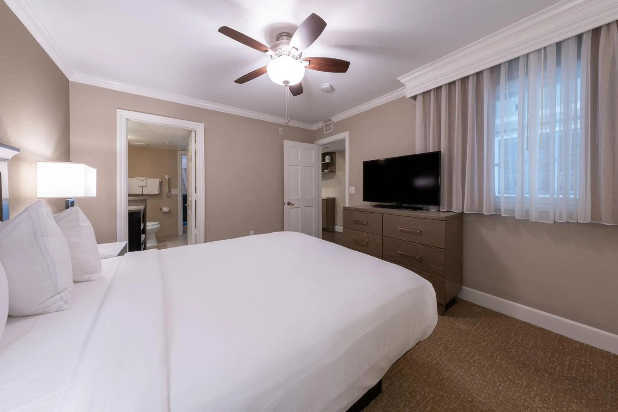 Bedroom, Bed in Carlsbad Inn Beach Resort