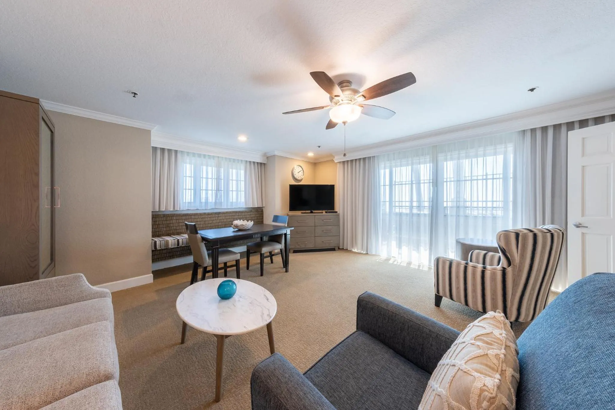 Living room in Carlsbad Inn Beach Resort