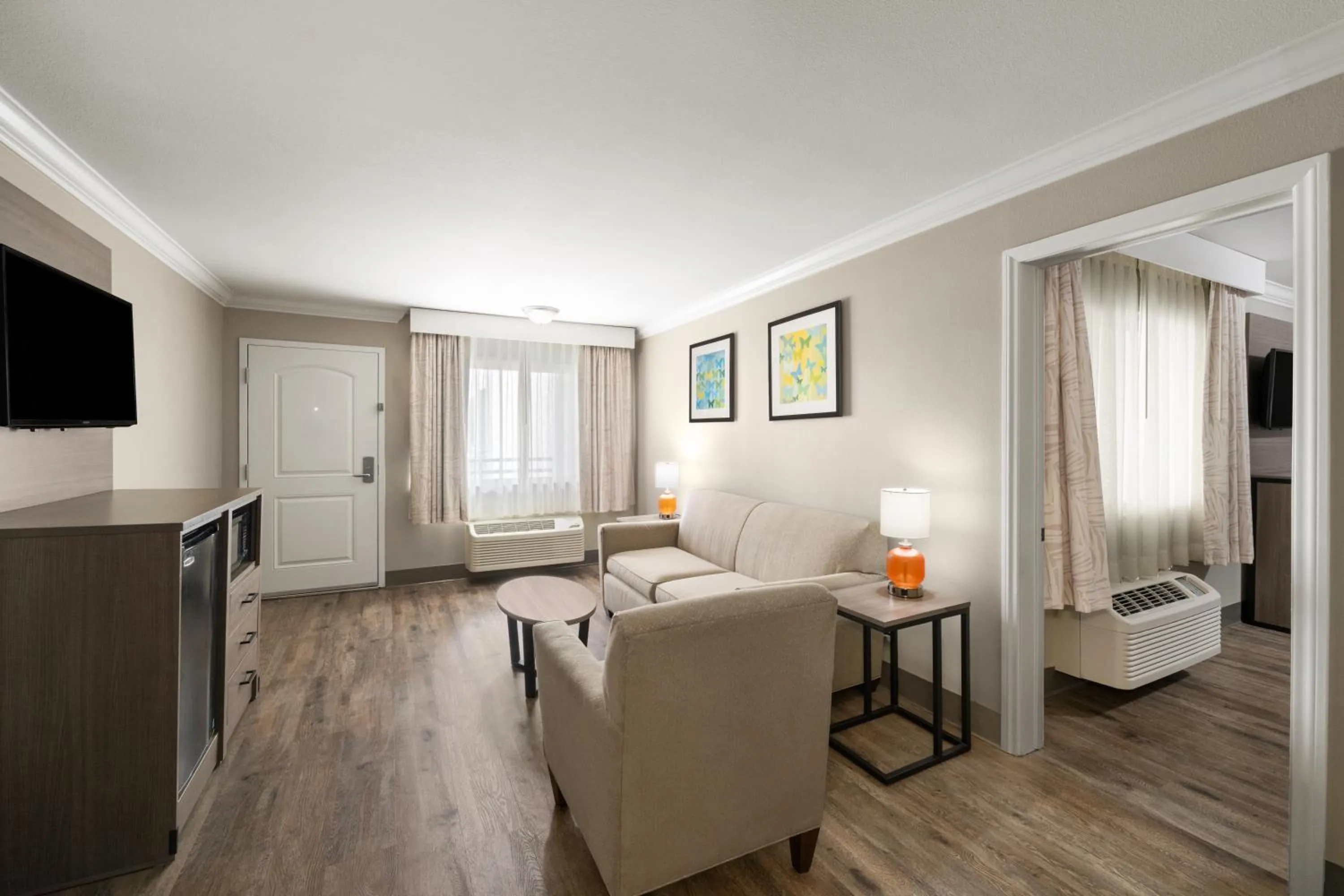 Living room, Bed in Solara Inn and Suites