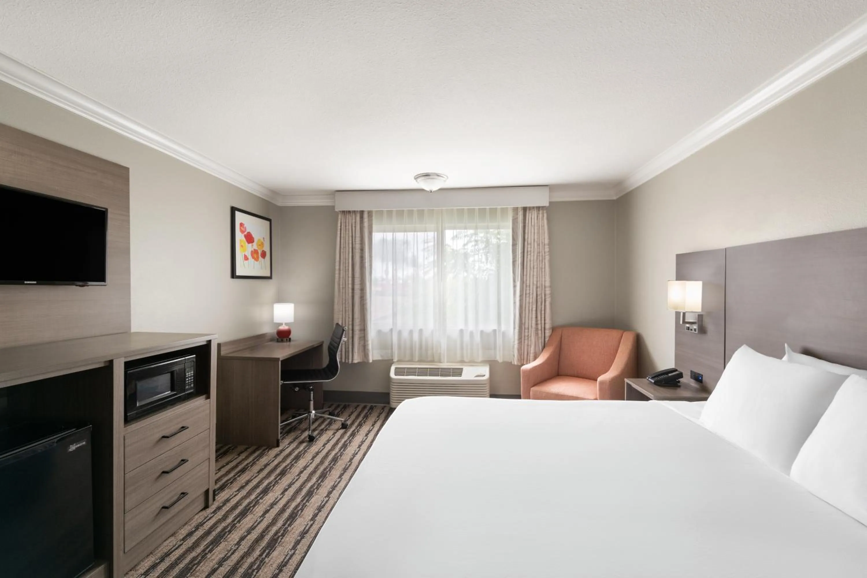 Bedroom, Bed in Solara Inn and Suites