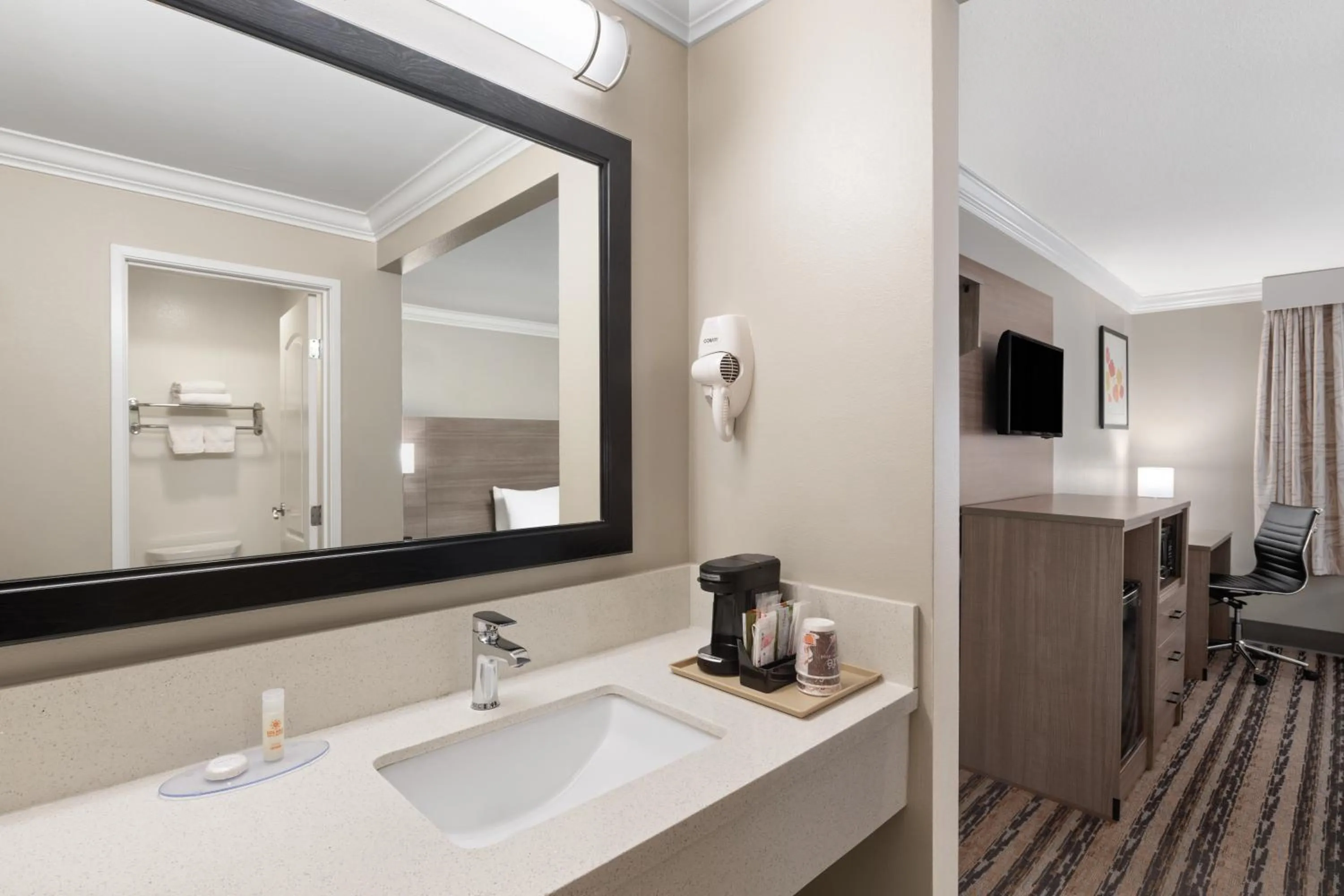 Bathroom in Solara Inn and Suites