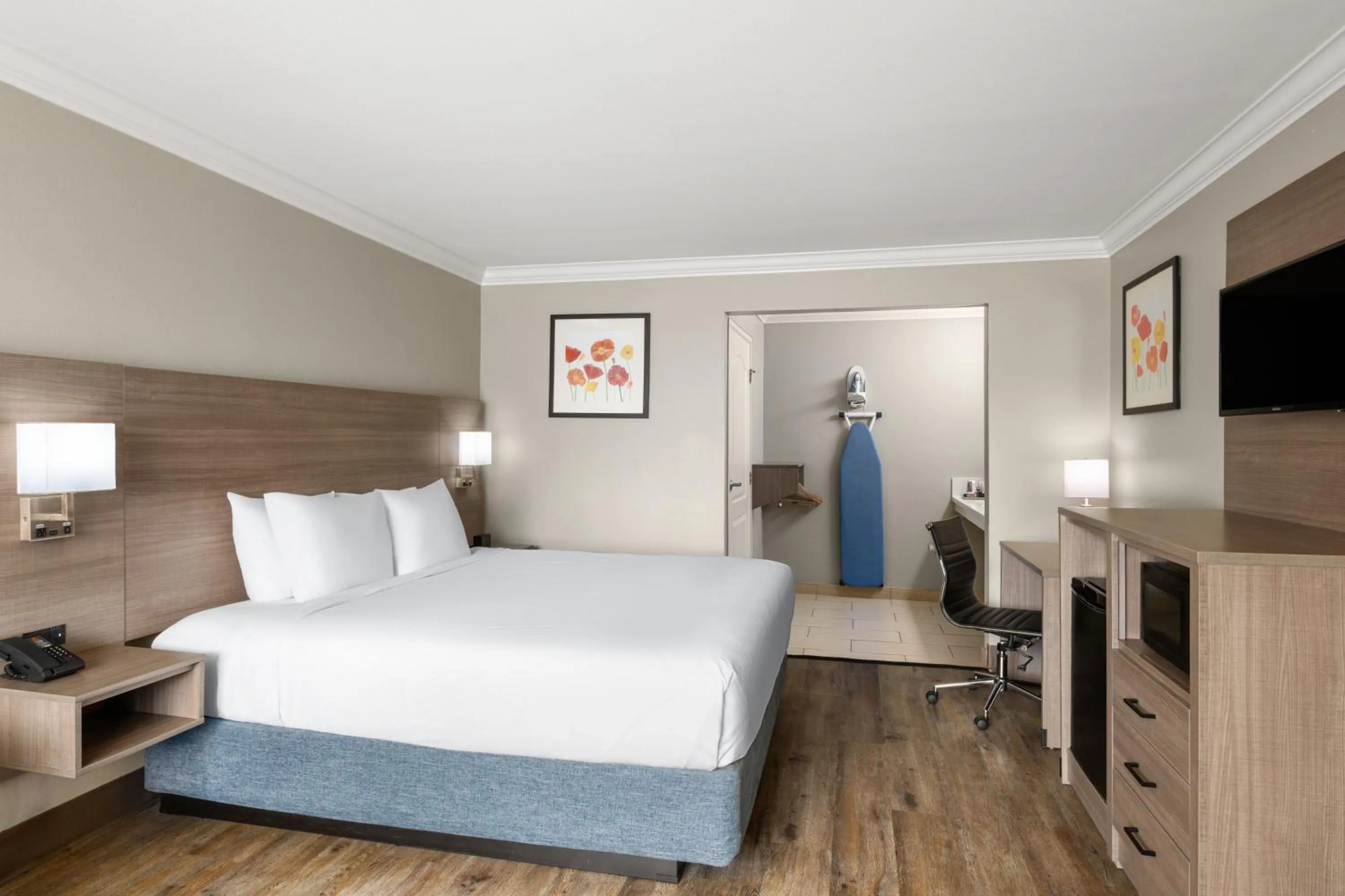 Bedroom, Bed in Solara Inn and Suites