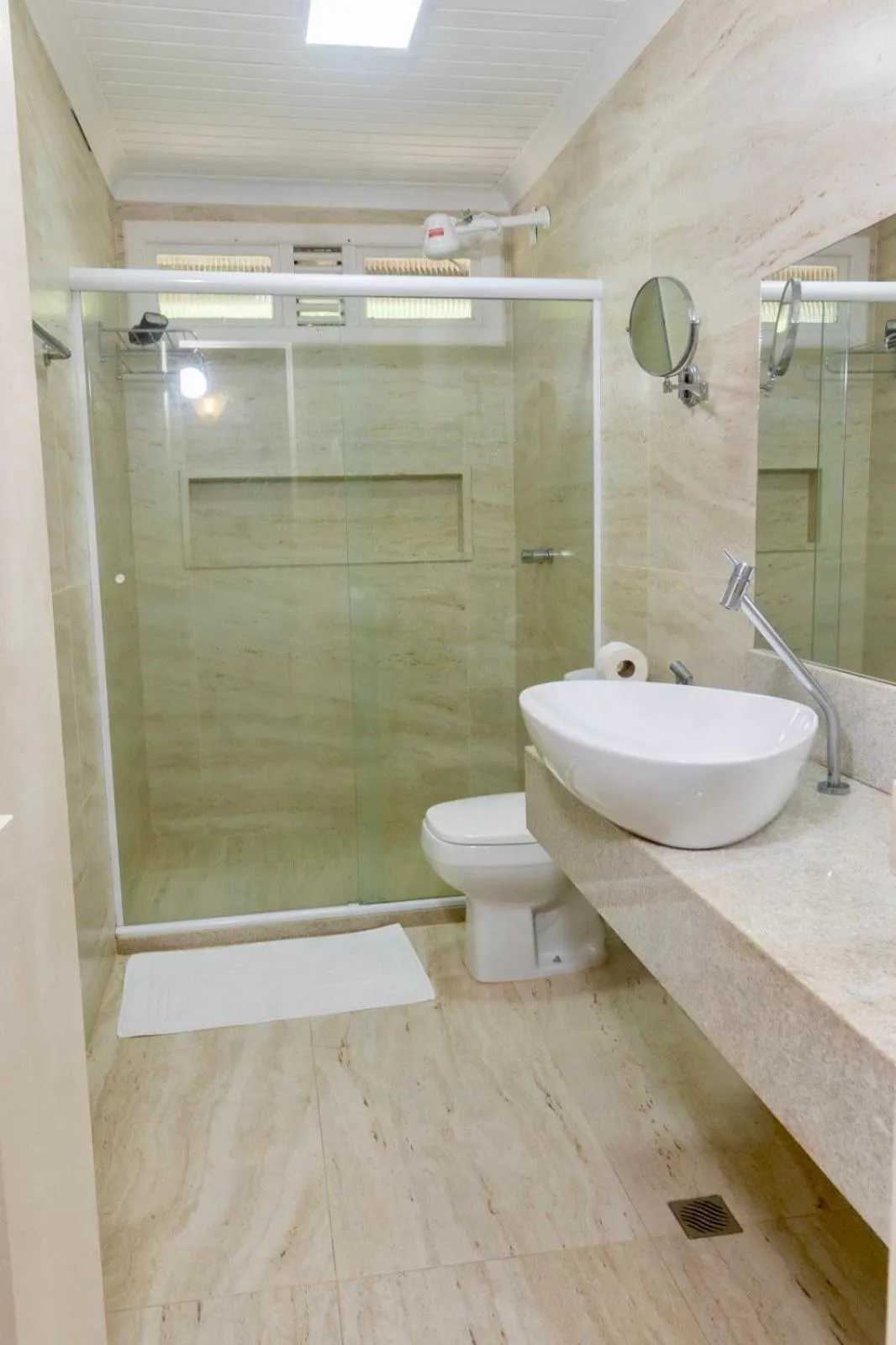 Toilet in Hotel Karapitangui