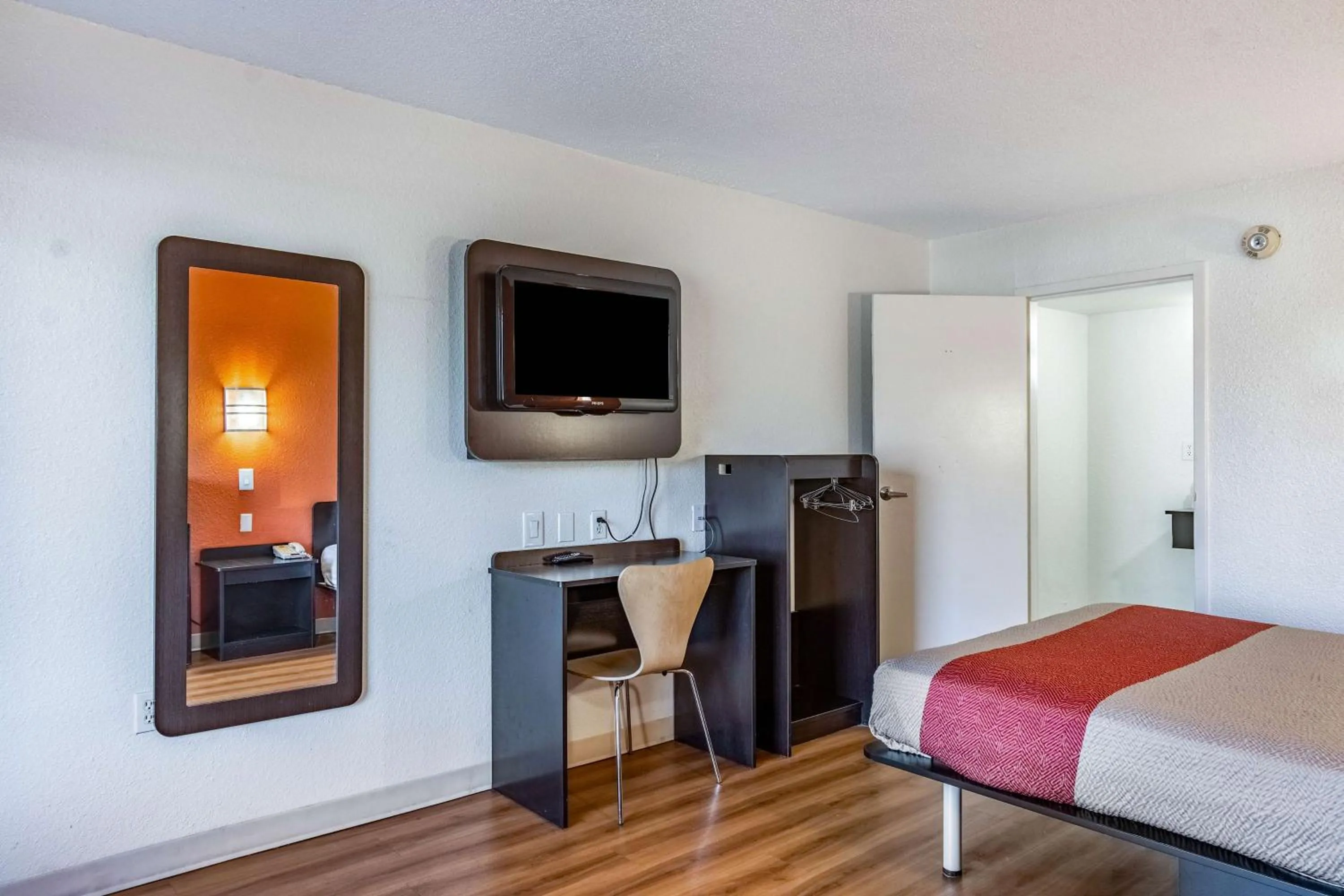 TV and multimedia, Bed in Motel 6-Little Rock, AR - West