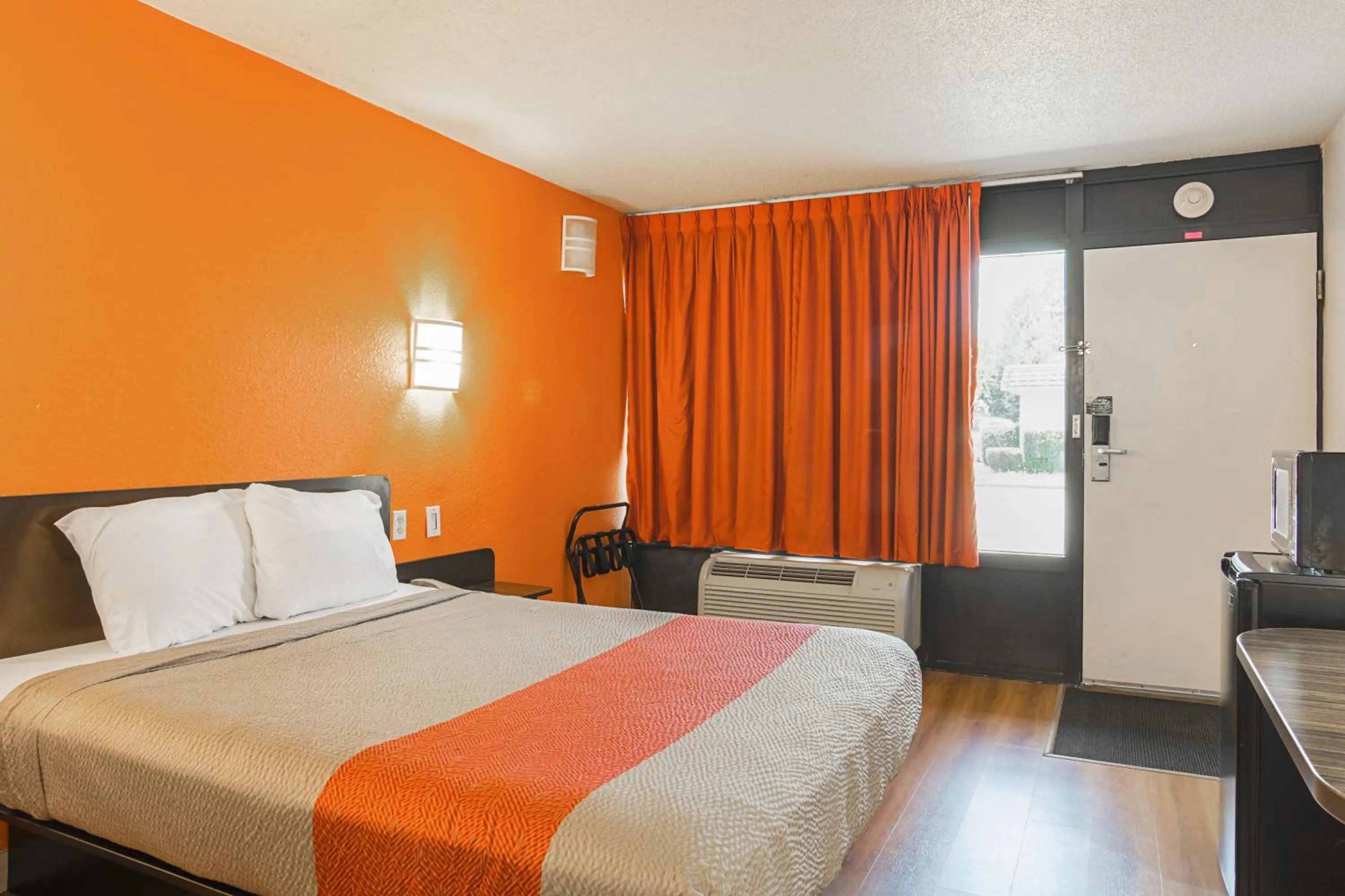 Bedroom, Bed in Motel 6-Little Rock, AR - West