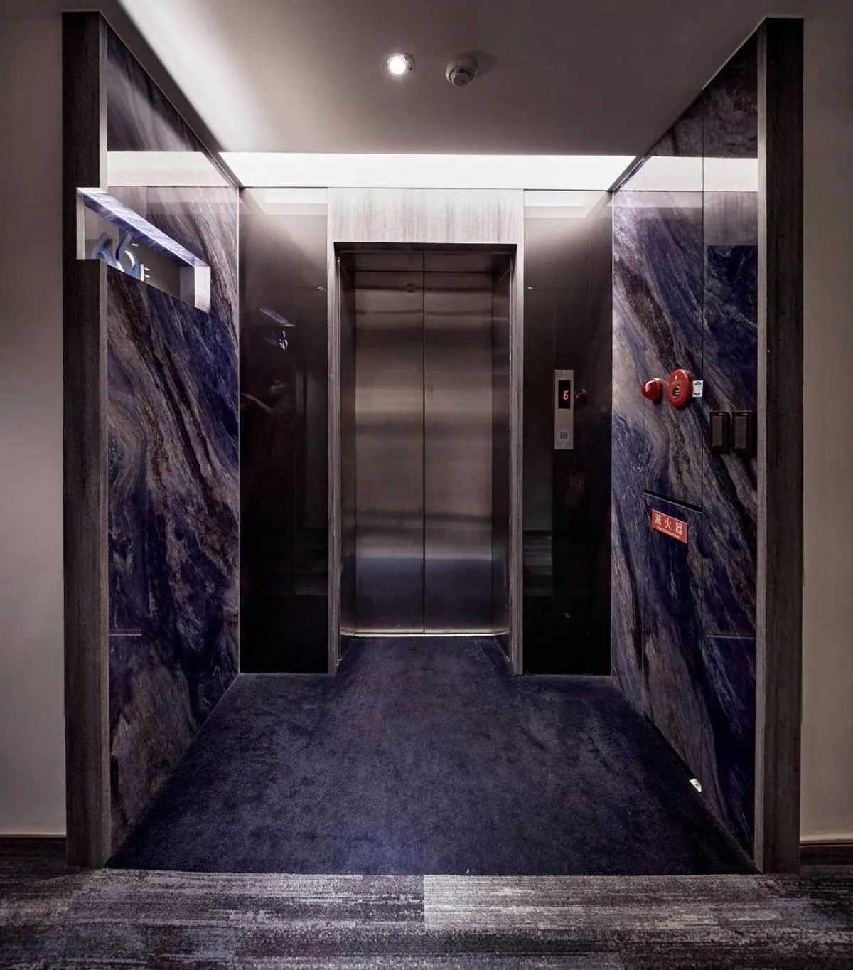 elevator in Hai Fu Hotel & Suites