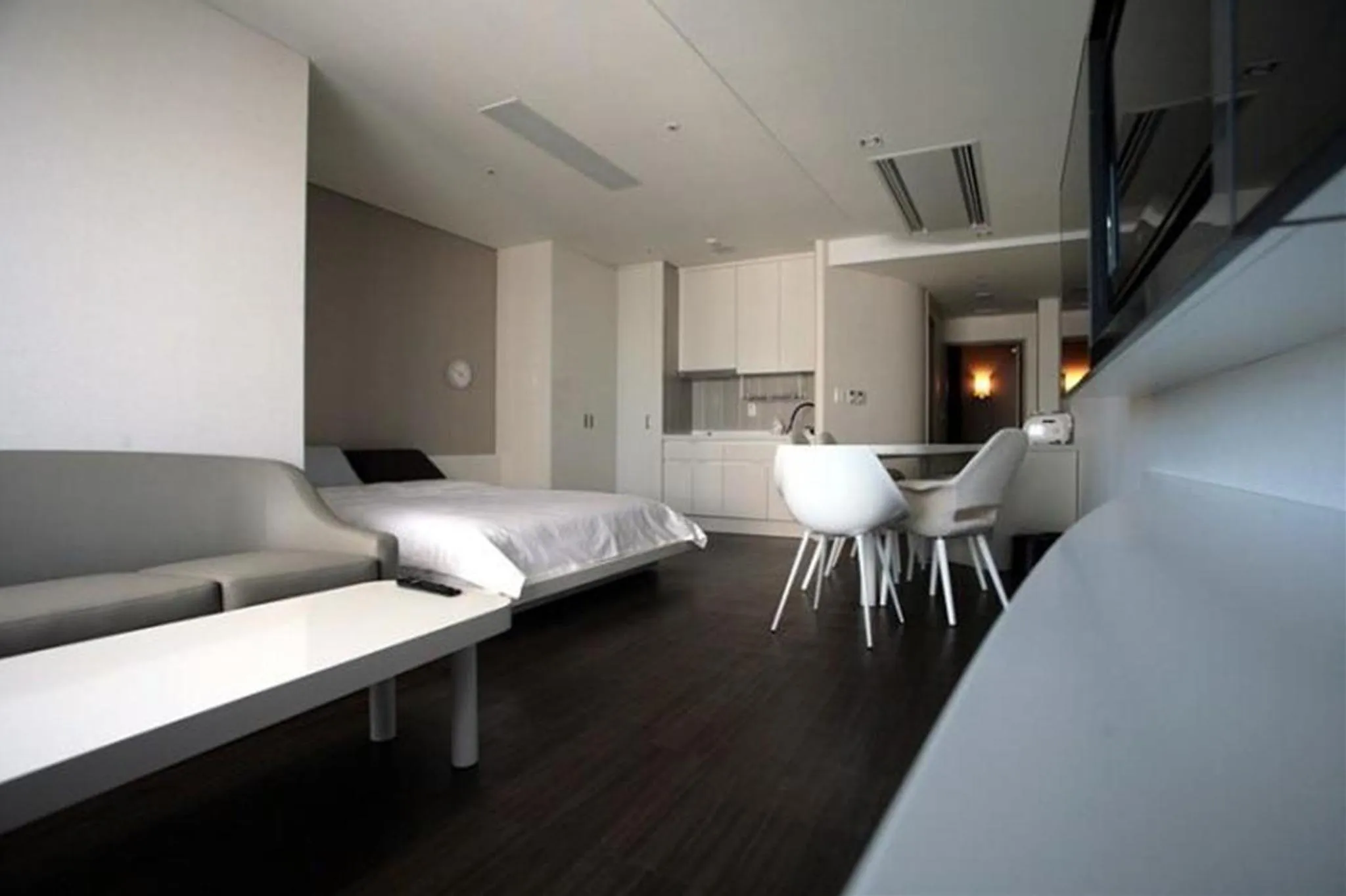 Photo of the whole room, Bed in Hanwha Resort Haeundae