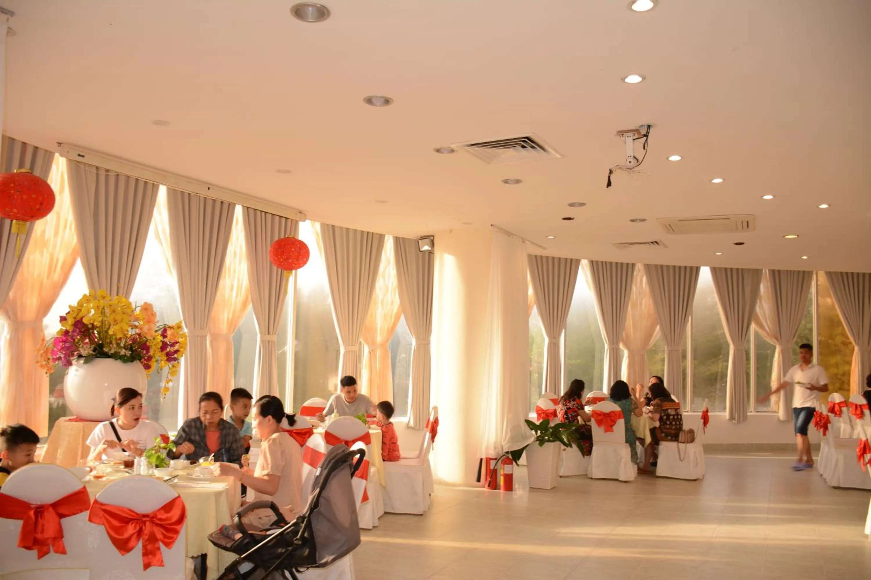 Restaurant/places to eat in Sammy Hotel