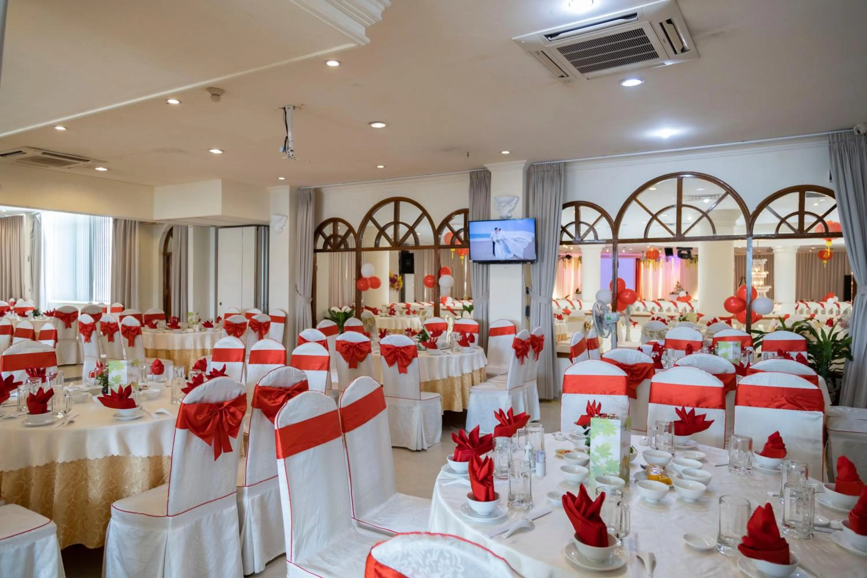 Restaurant/places to eat in Sammy Hotel