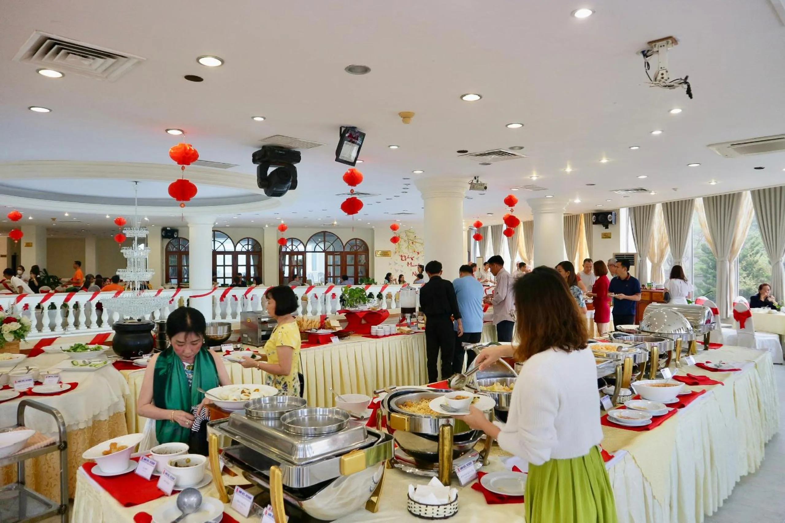 Restaurant/places to eat in Sammy Hotel