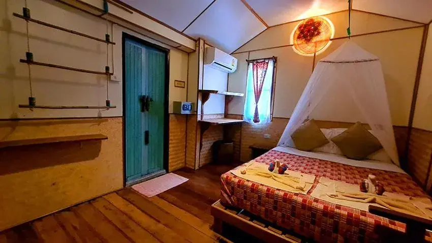 Standard Bungalow 1 with Air-conditioning in Longtail Beach Resort Standard Bungalow 1 with Air-conditioning in Longtail Beach Resort