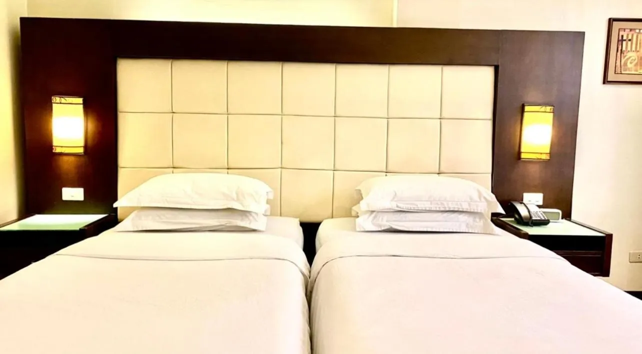 Bed in Circle Inn Hotel and Suites Bacolod