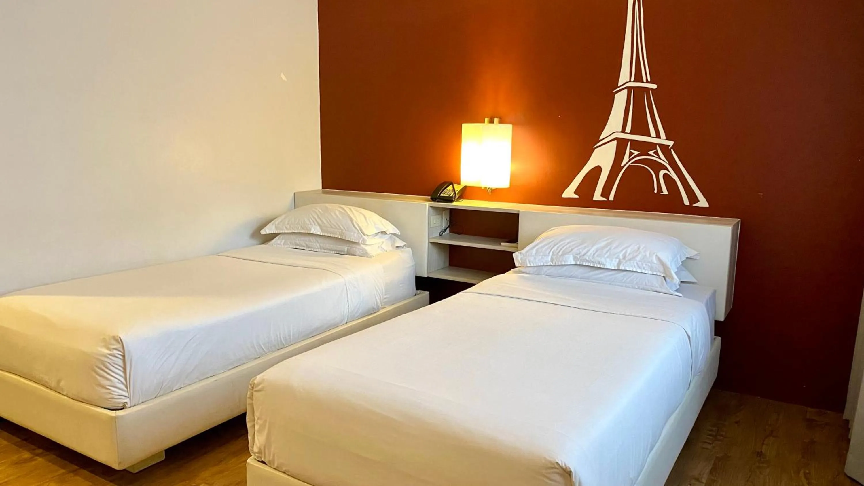 Bed in Circle Inn Hotel and Suites Bacolod