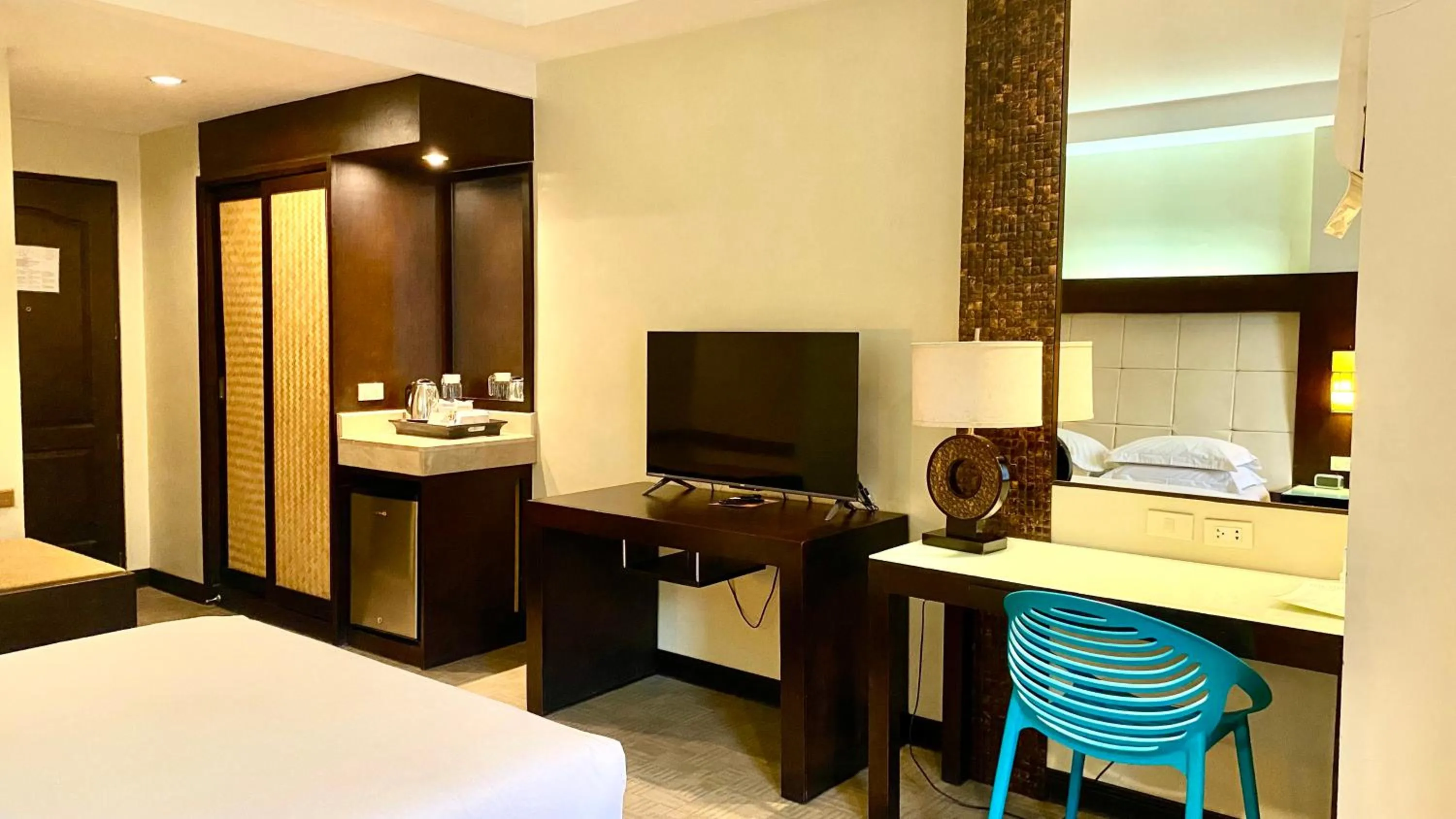 Bedroom, Bed in Circle Inn Hotel and Suites Bacolod