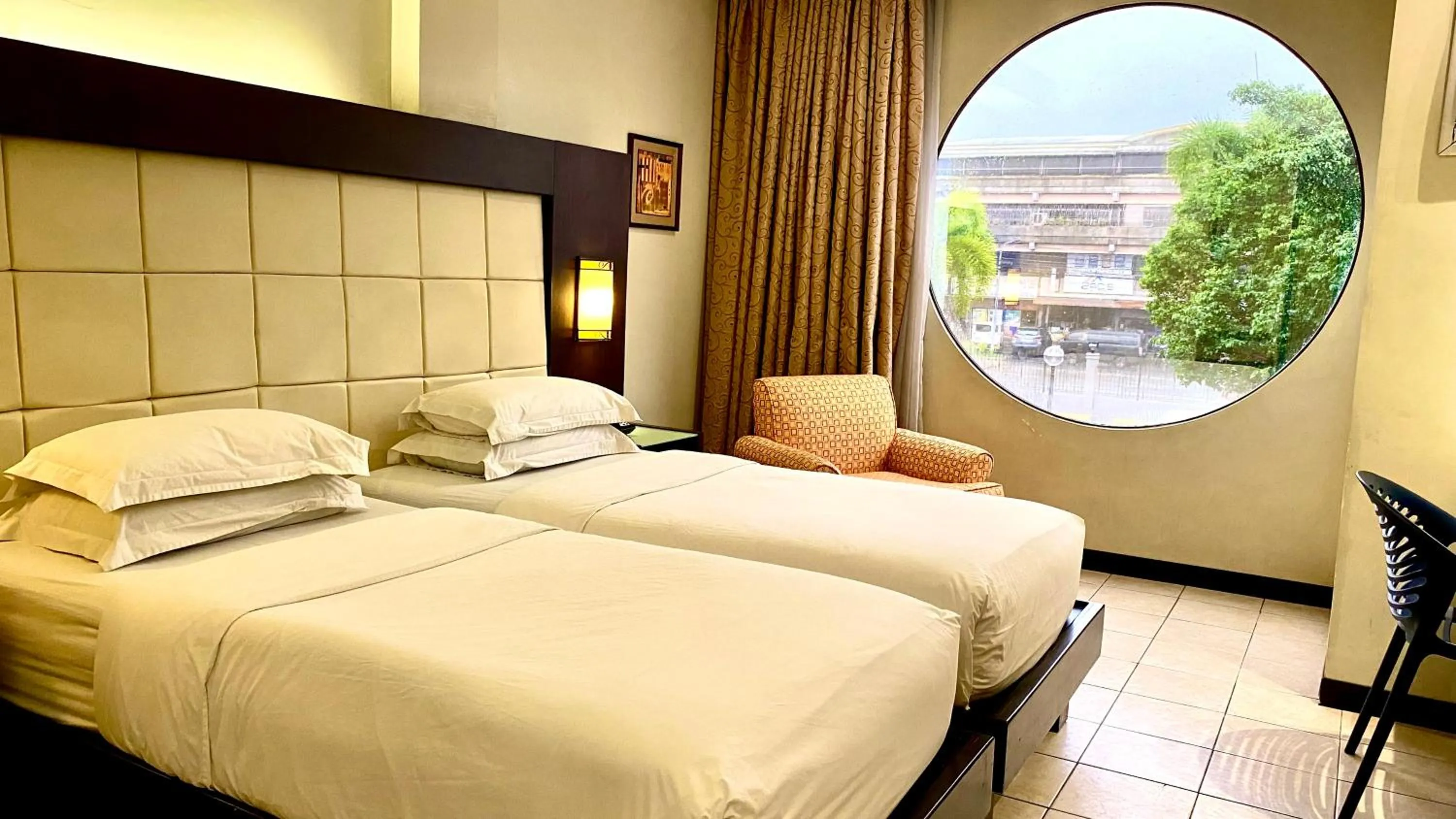 Bed in Circle Inn Hotel and Suites Bacolod