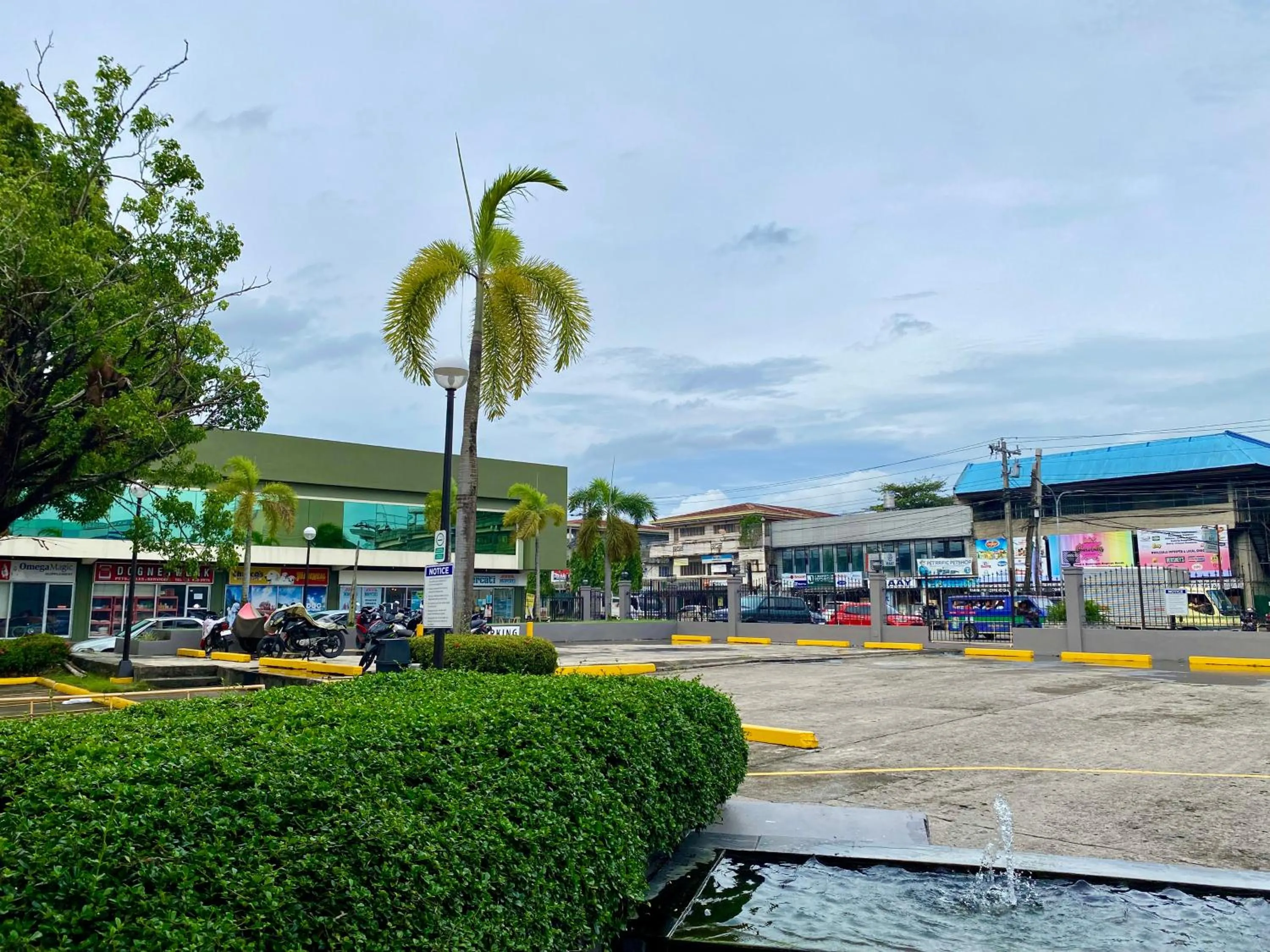 Parking in Circle Inn Hotel and Suites Bacolod