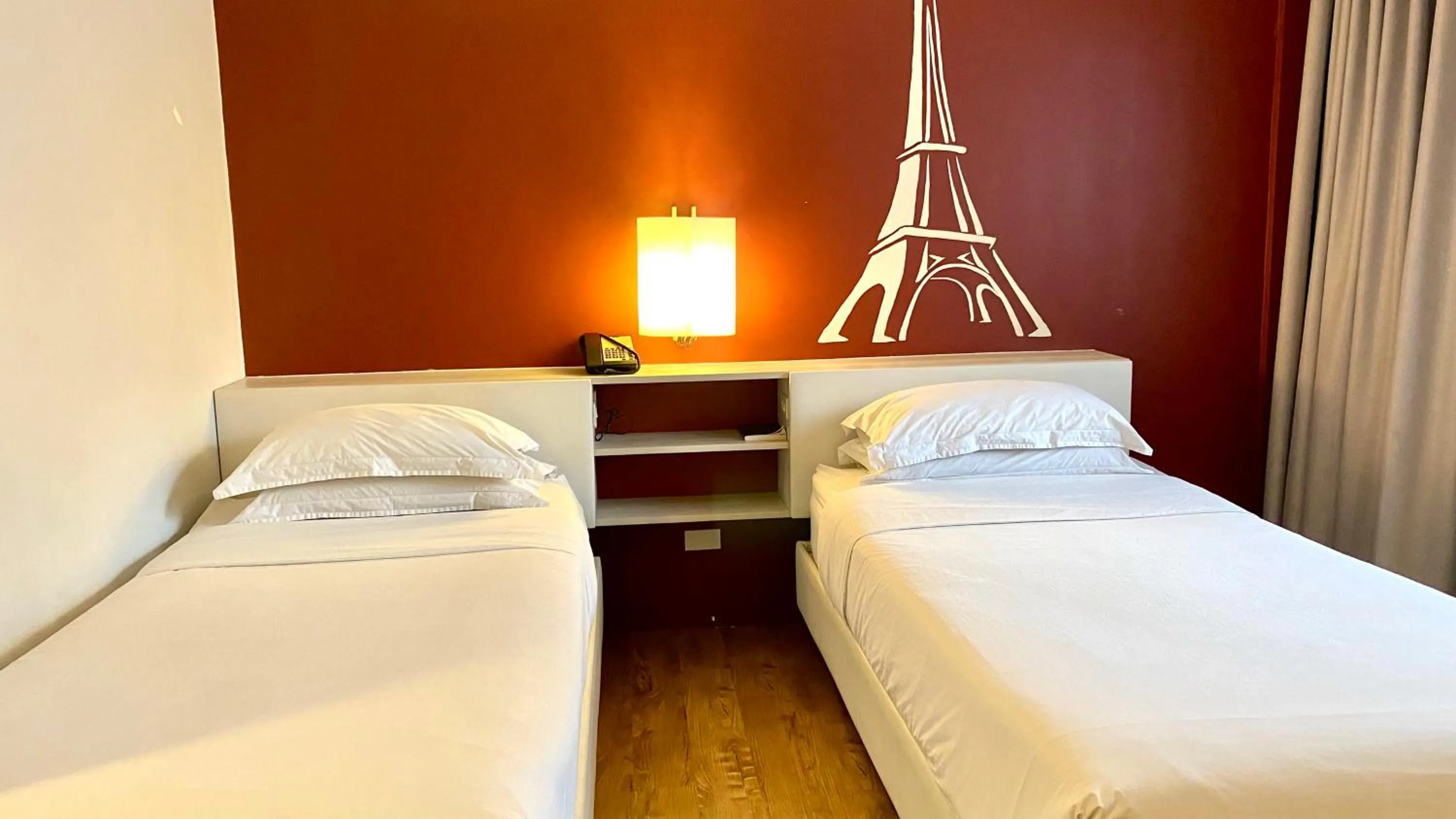 Bed in Circle Inn Hotel and Suites Bacolod