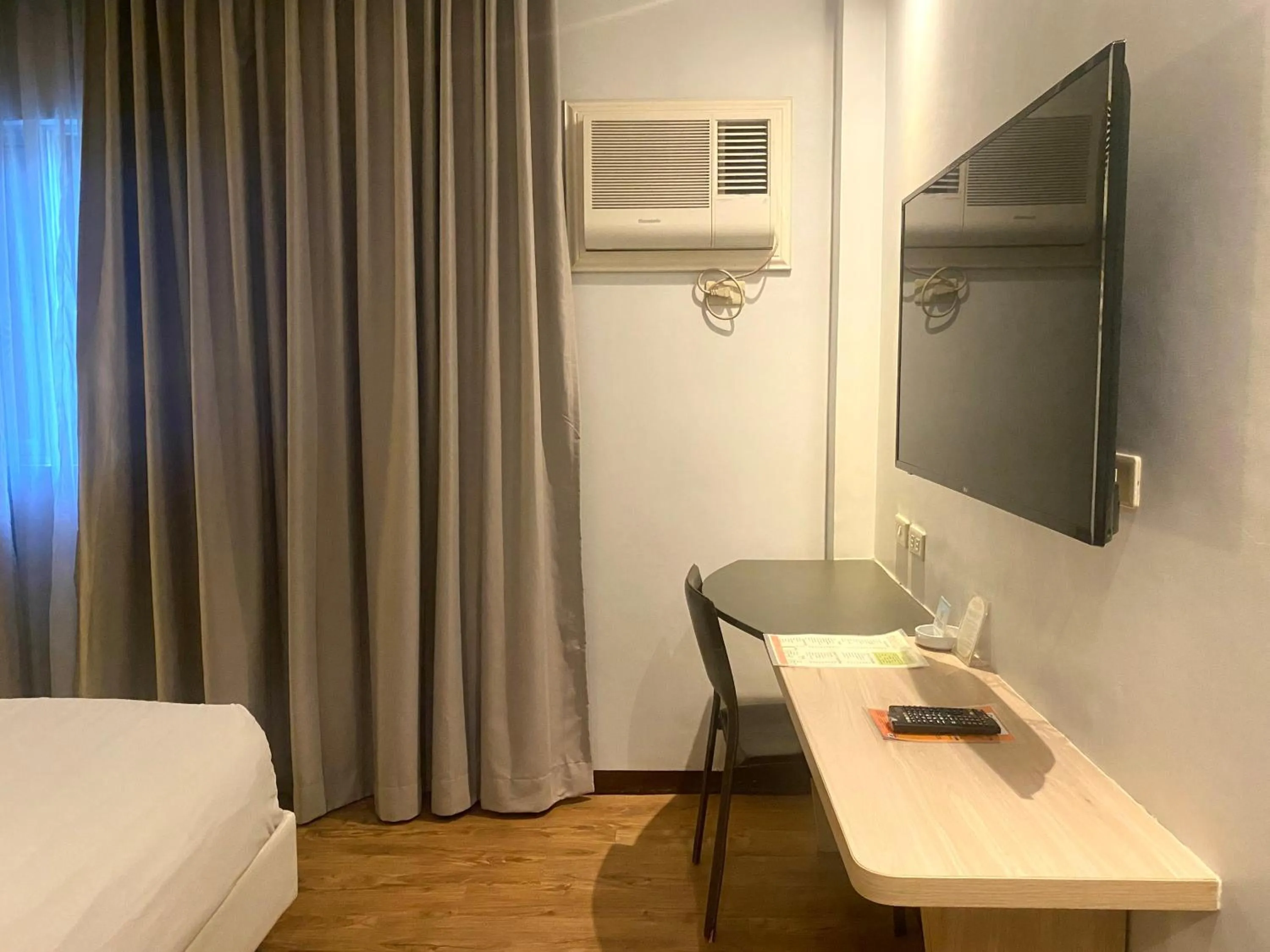 TV and multimedia, Bed in Circle Inn Hotel and Suites Bacolod