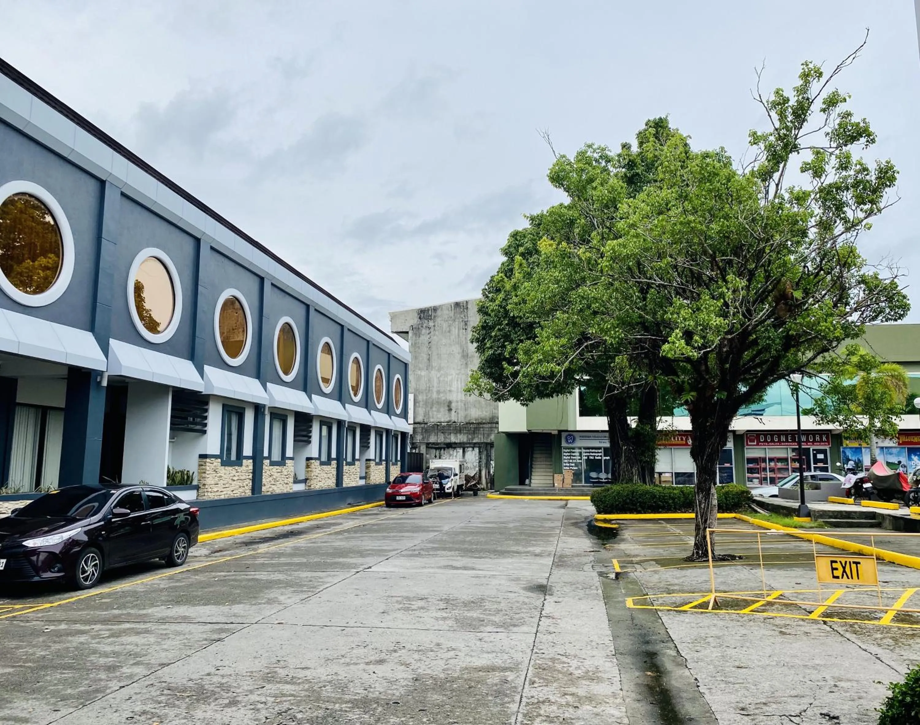 Parking in Circle Inn Hotel and Suites Bacolod