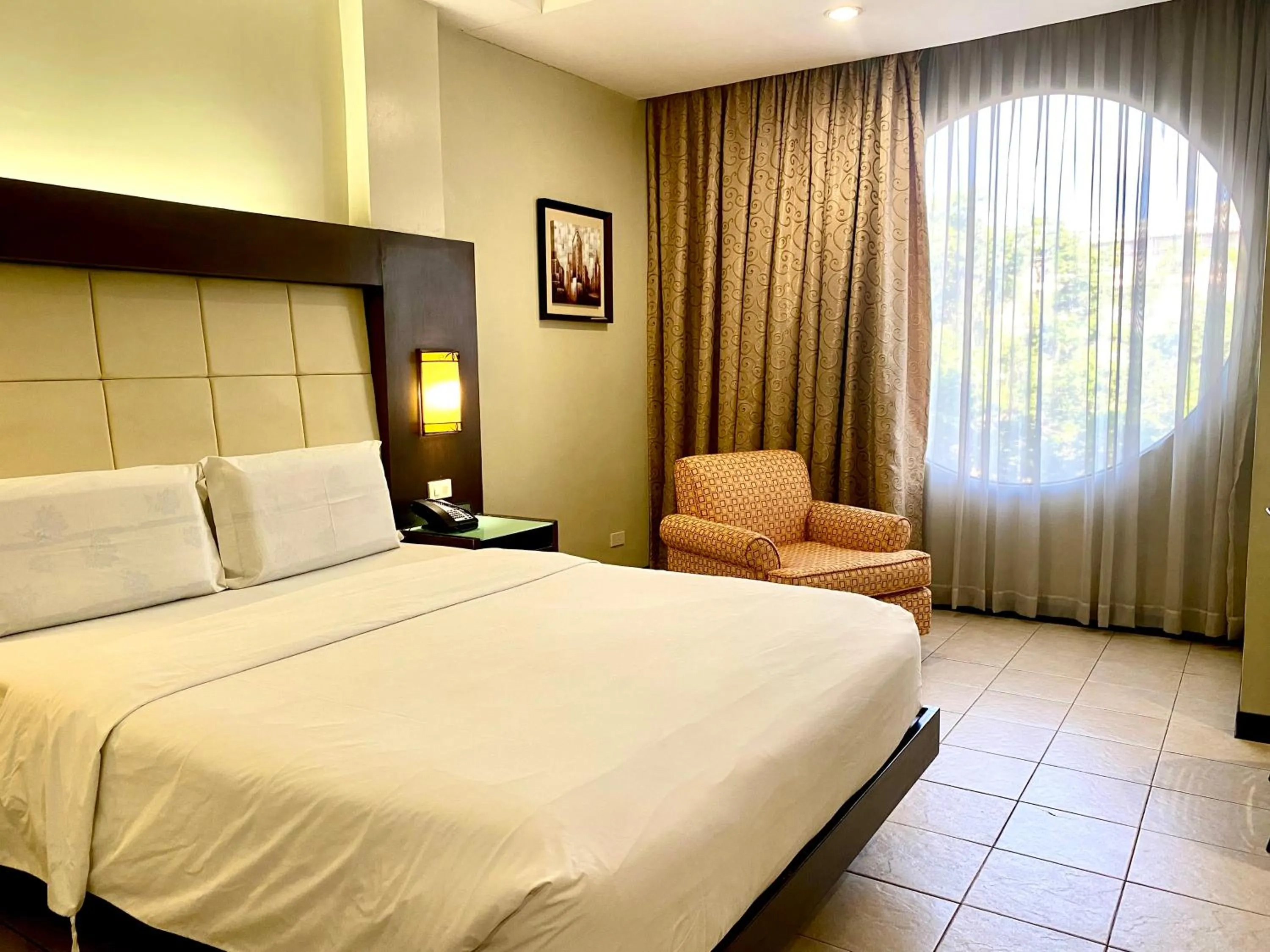 Bed in Circle Inn Hotel and Suites Bacolod