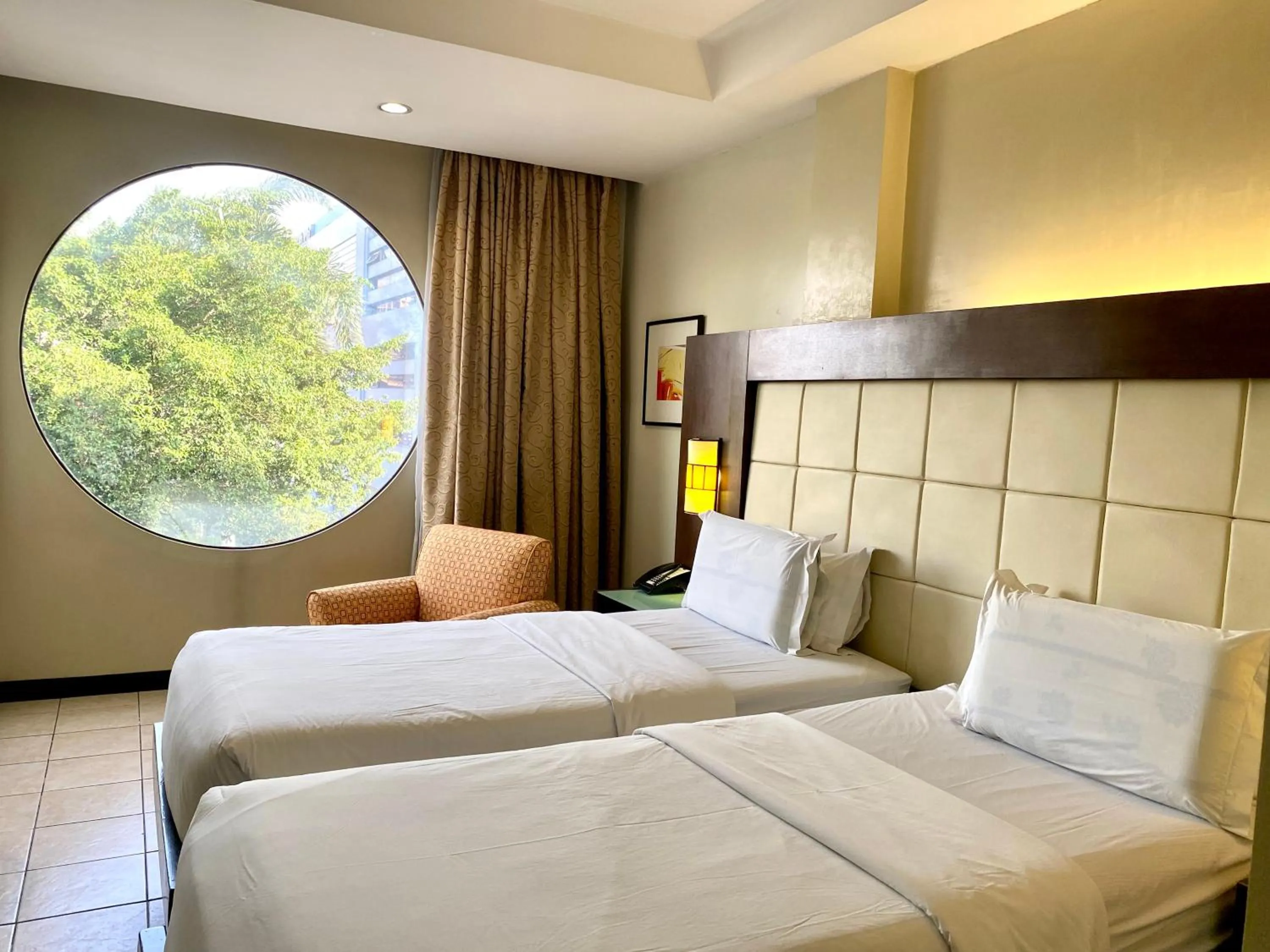 Bed in Circle Inn Hotel and Suites Bacolod