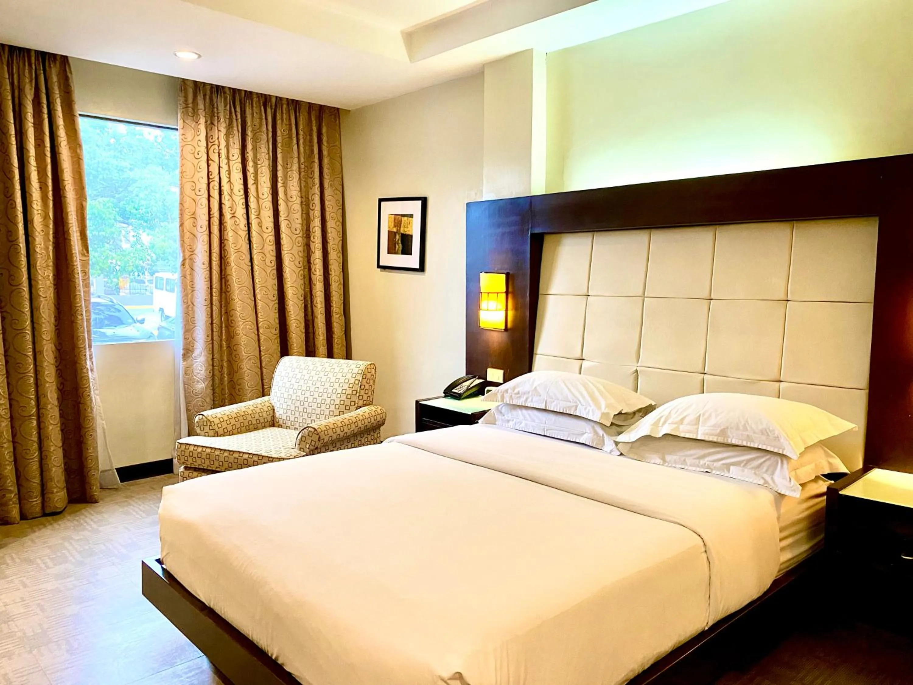Bed in Circle Inn Hotel and Suites Bacolod