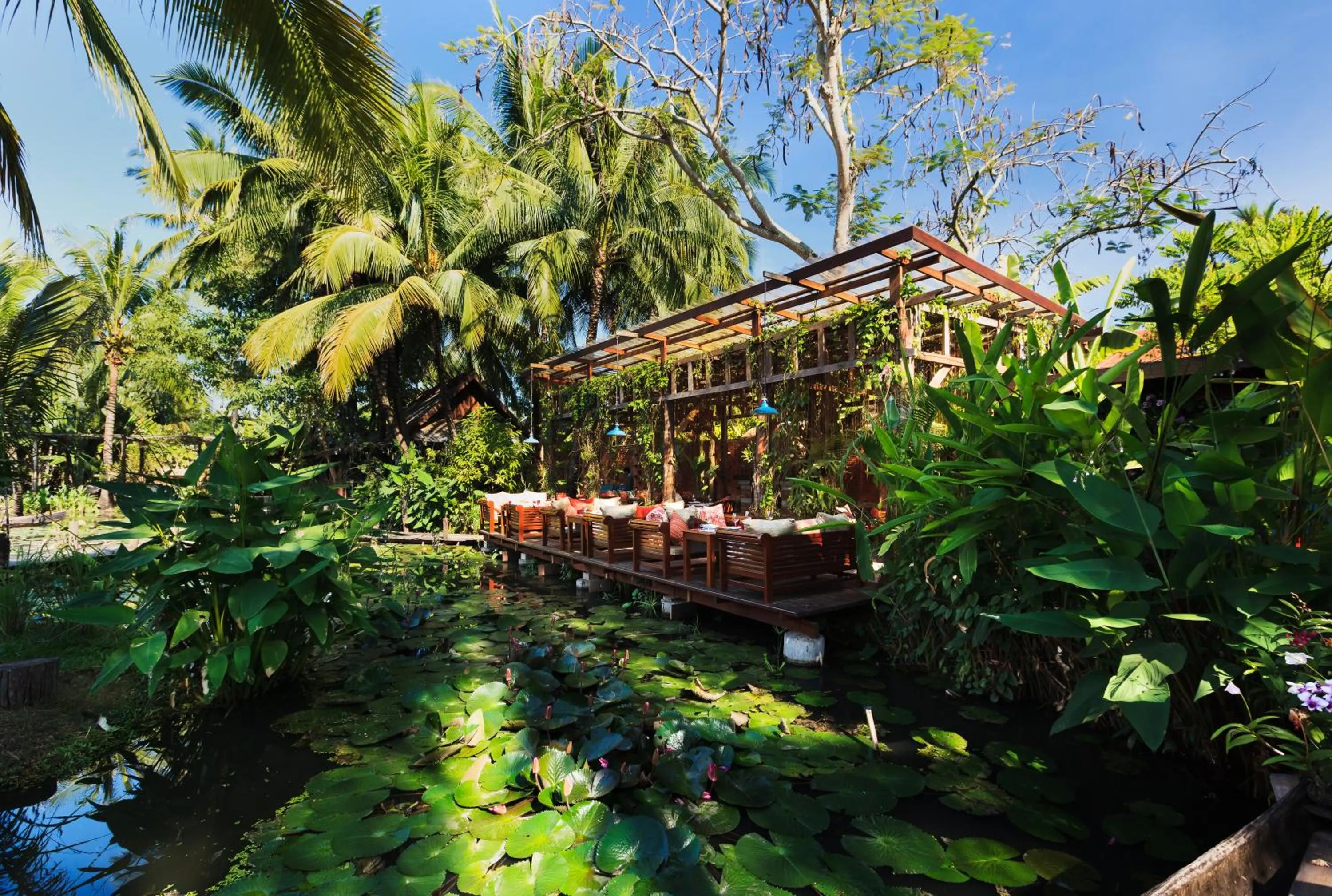 Restaurant/places to eat in Maison Dalabua