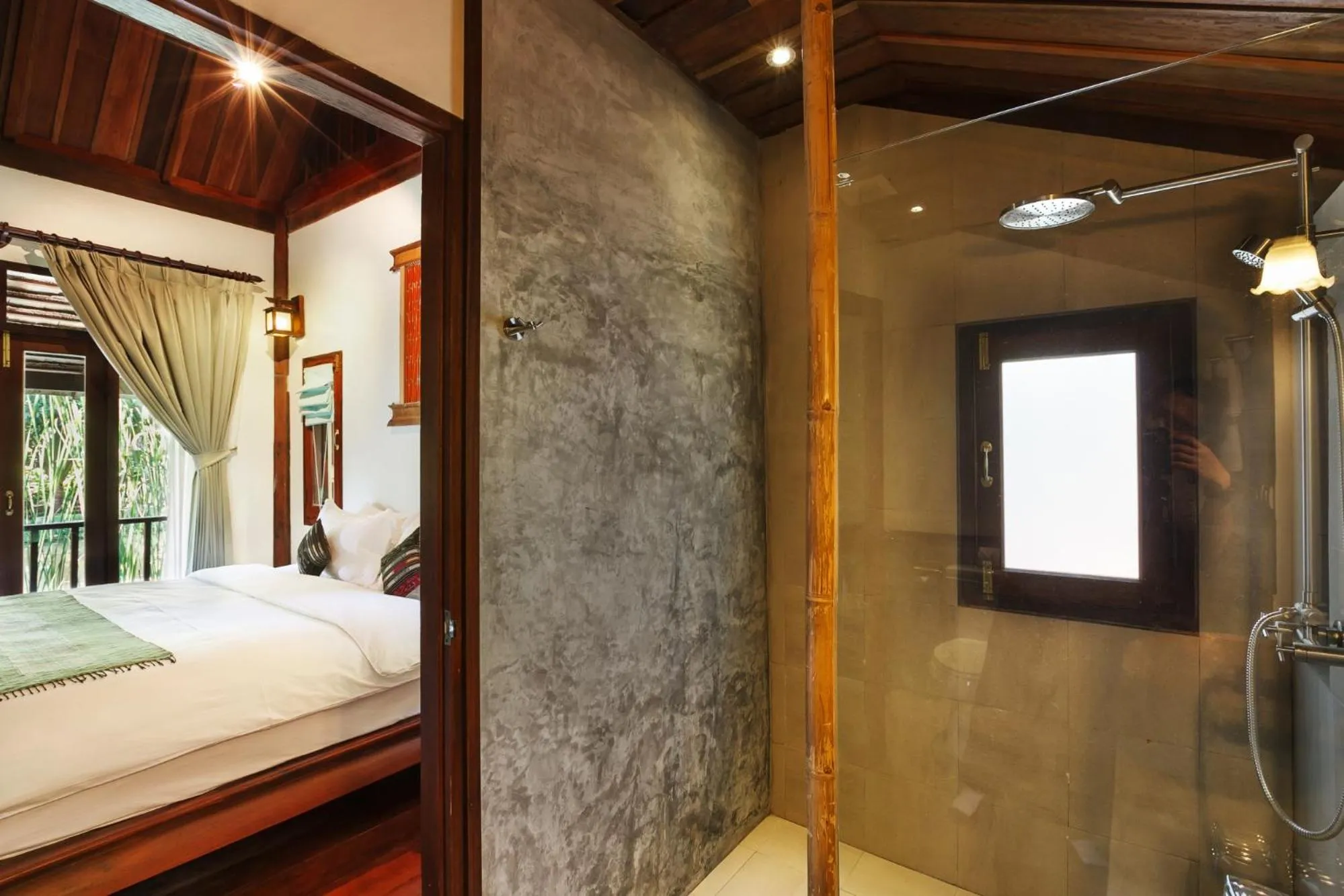 Bathroom, Bed in Maison Dalabua