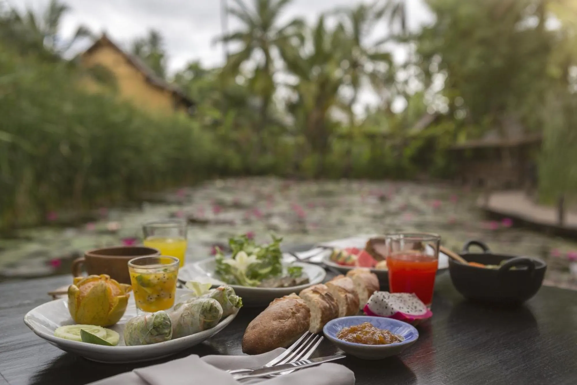 Restaurant/places to eat in Maison Dalabua