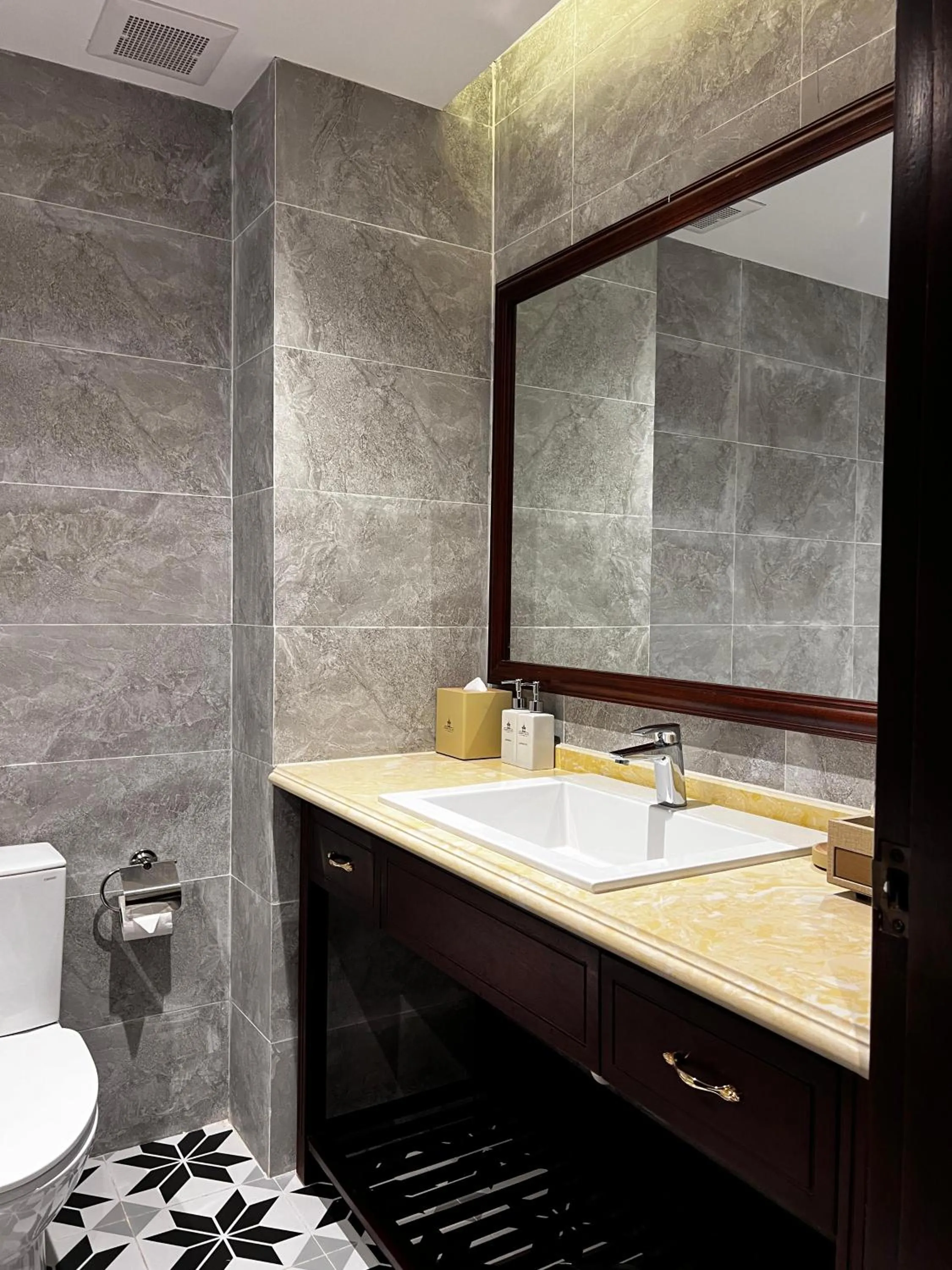 Bathroom in Champa Palace Hotel