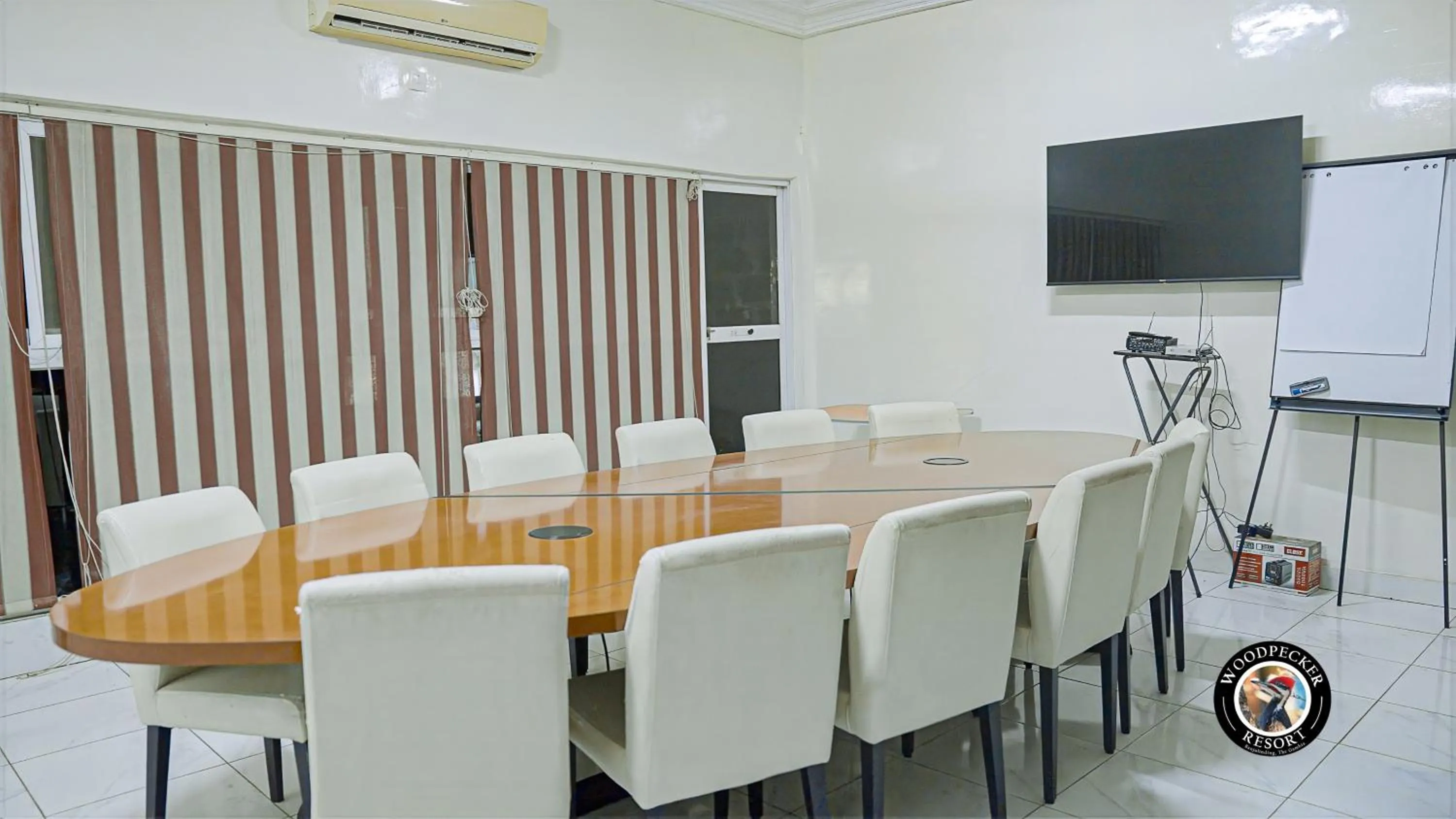 TV and multimedia in Woodpecker Resort Hotel