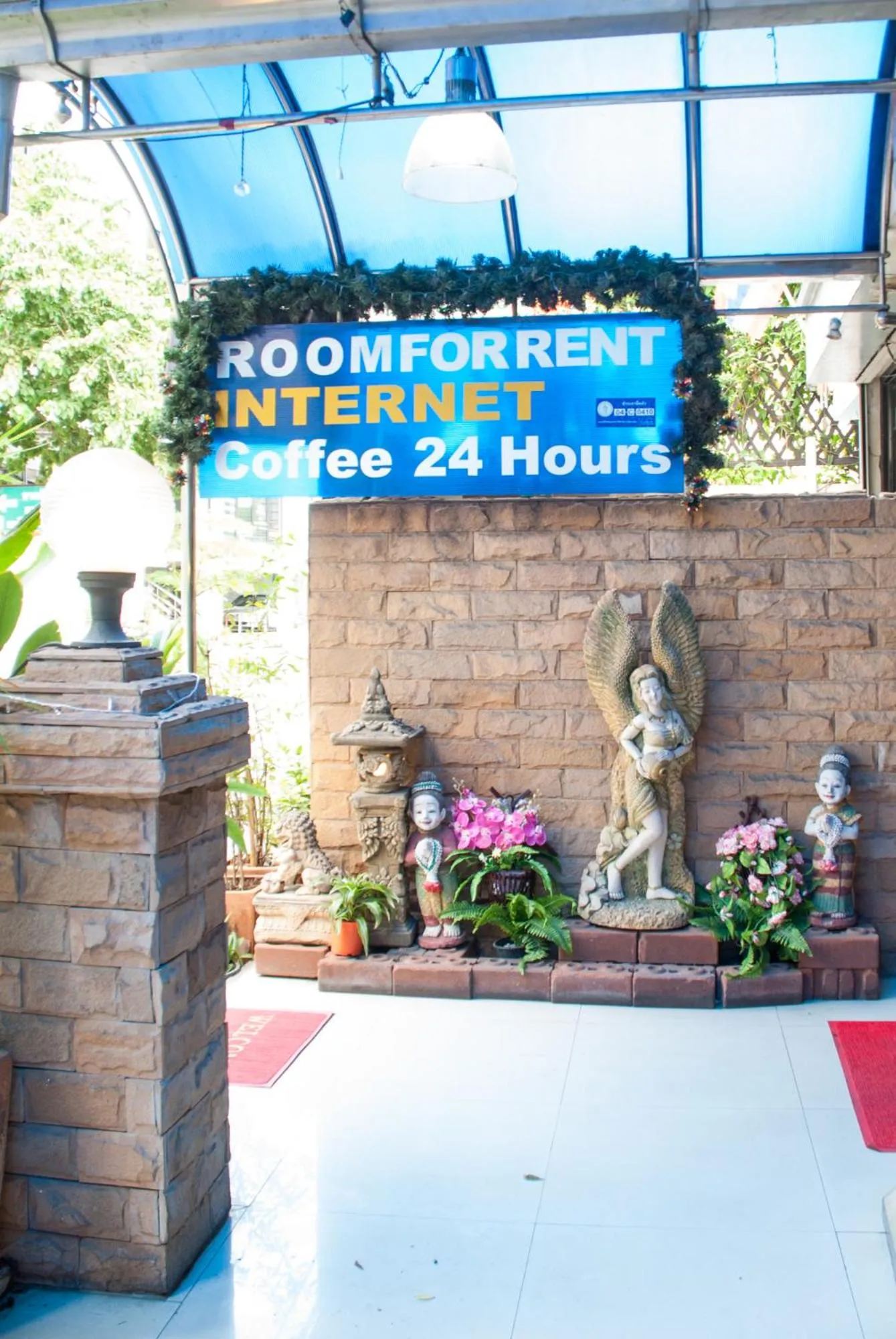 Facade/entrance in Thaiphiphat house