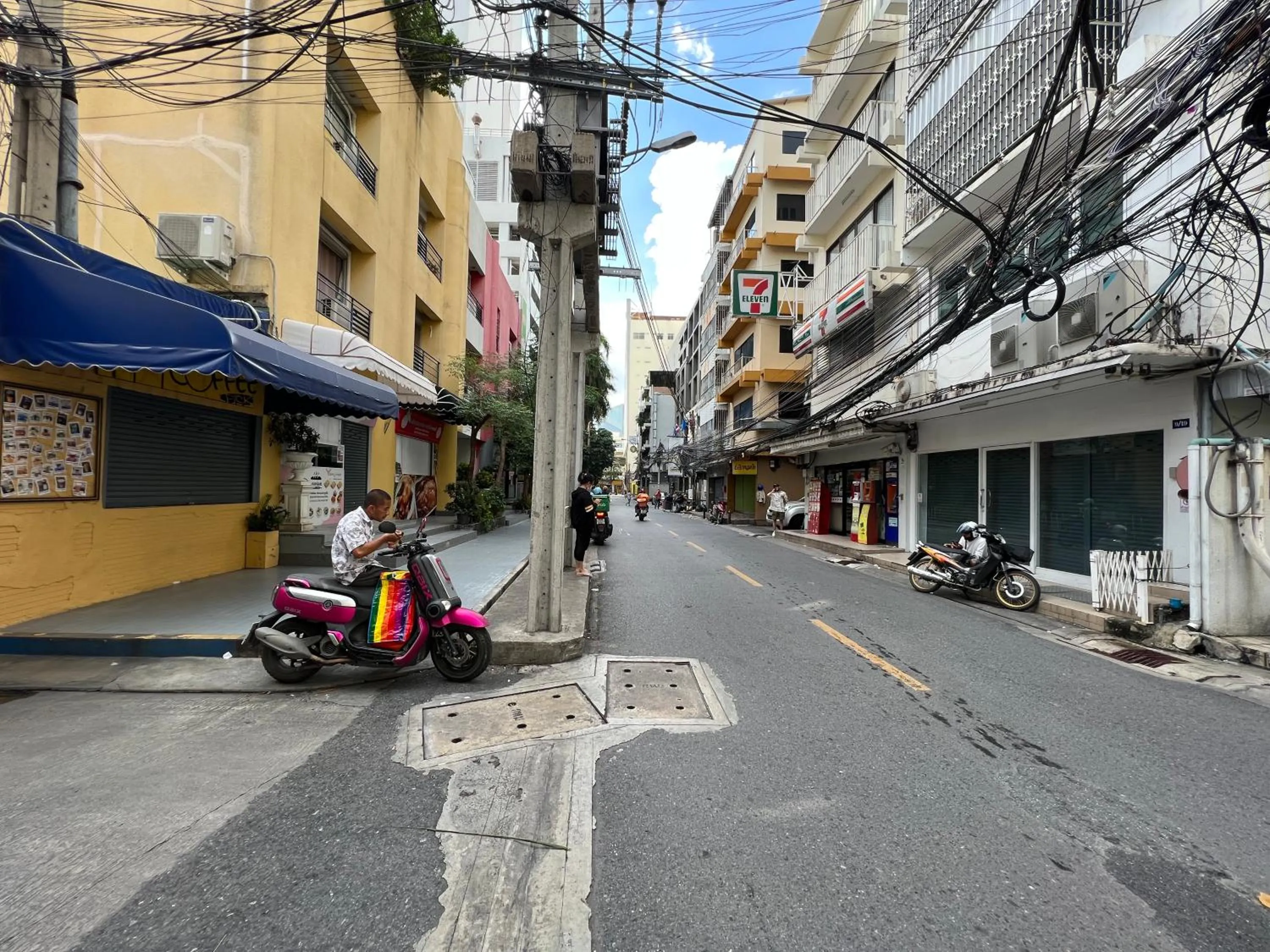 Neighbourhood in Thaiphiphat house