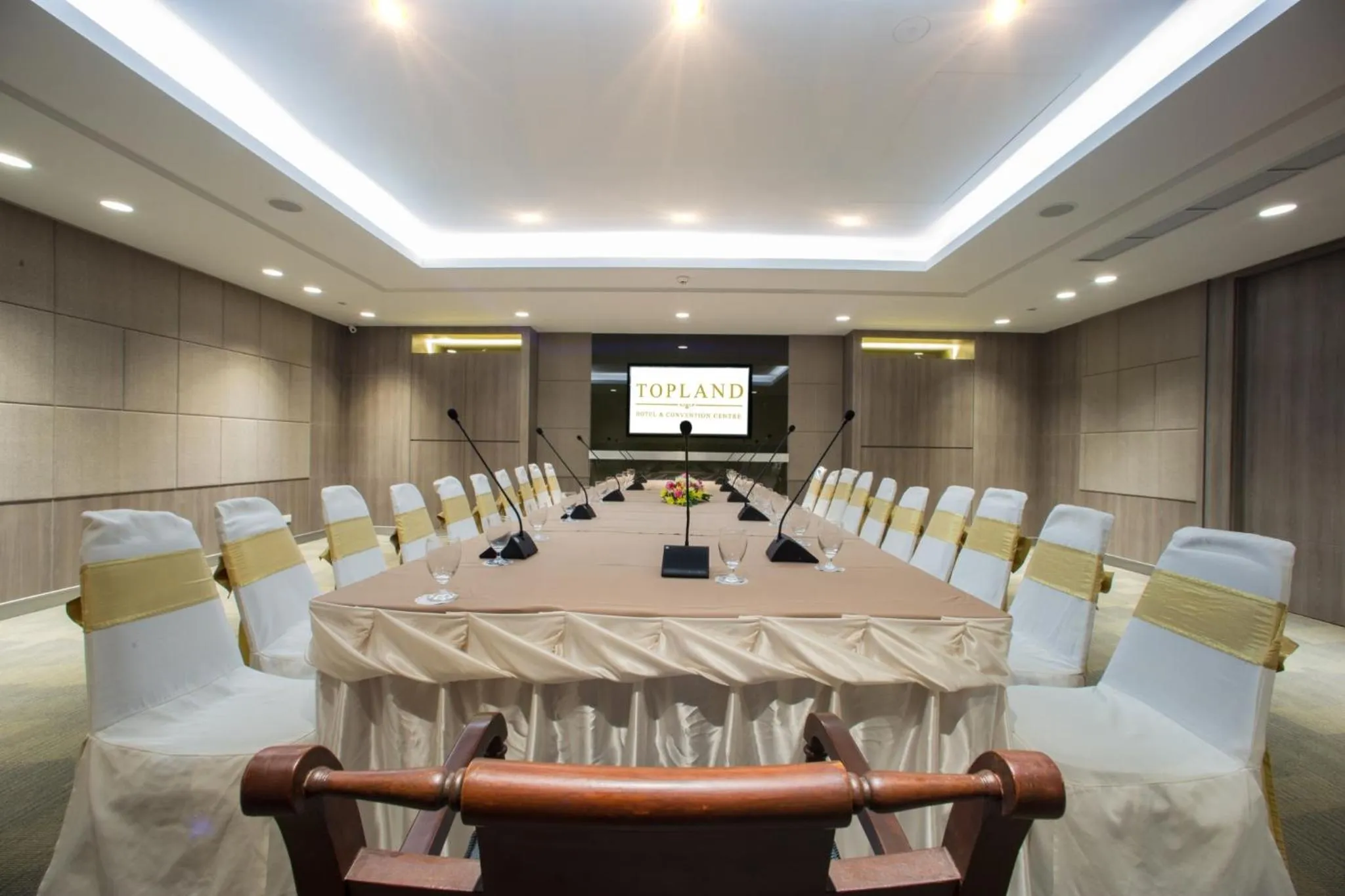 Topland Hotel & Convention Centre