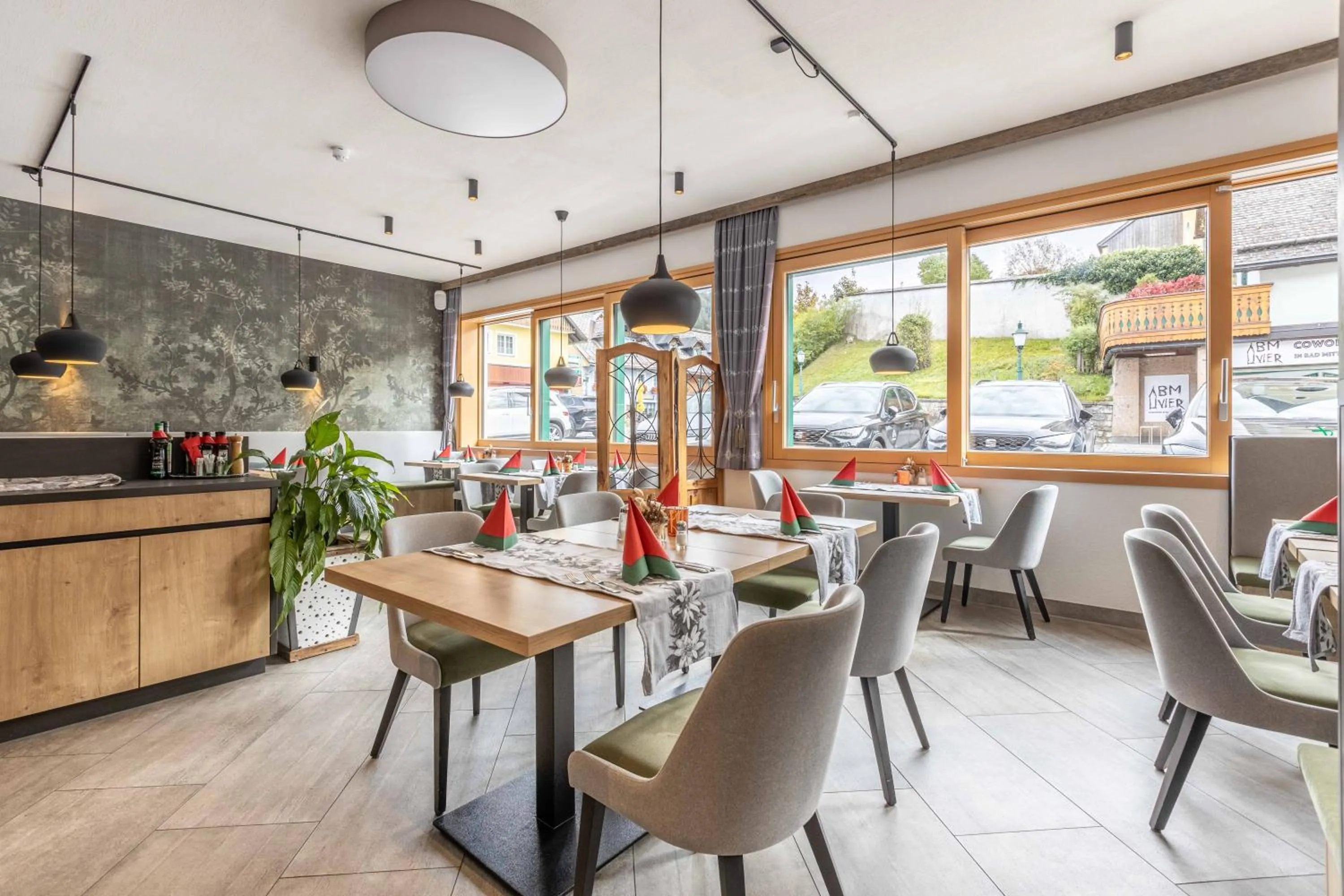 Restaurant/places to eat in Hotel Post by keyone