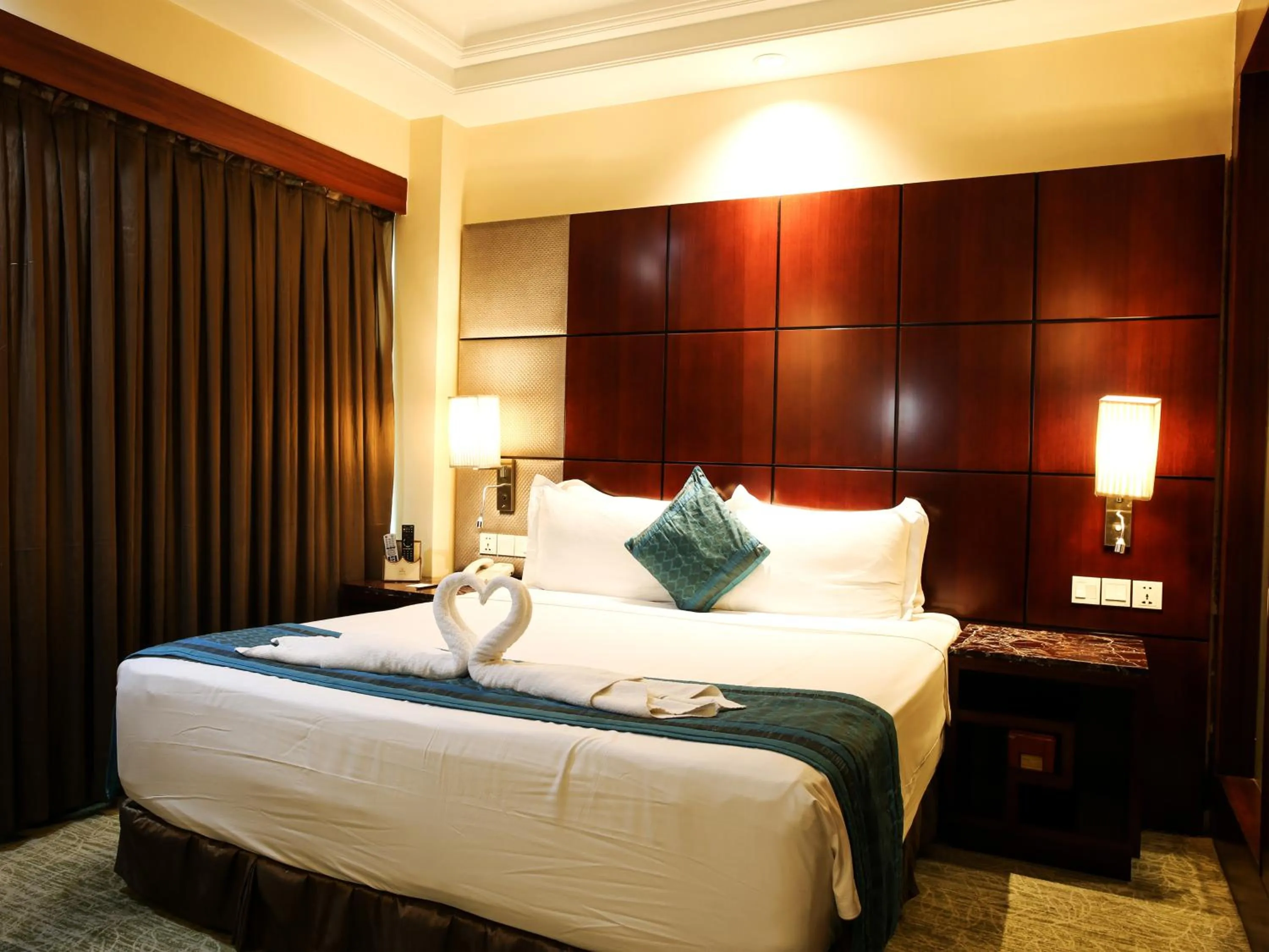Bedroom, Bed in SkyCity Hotel Gurgaon