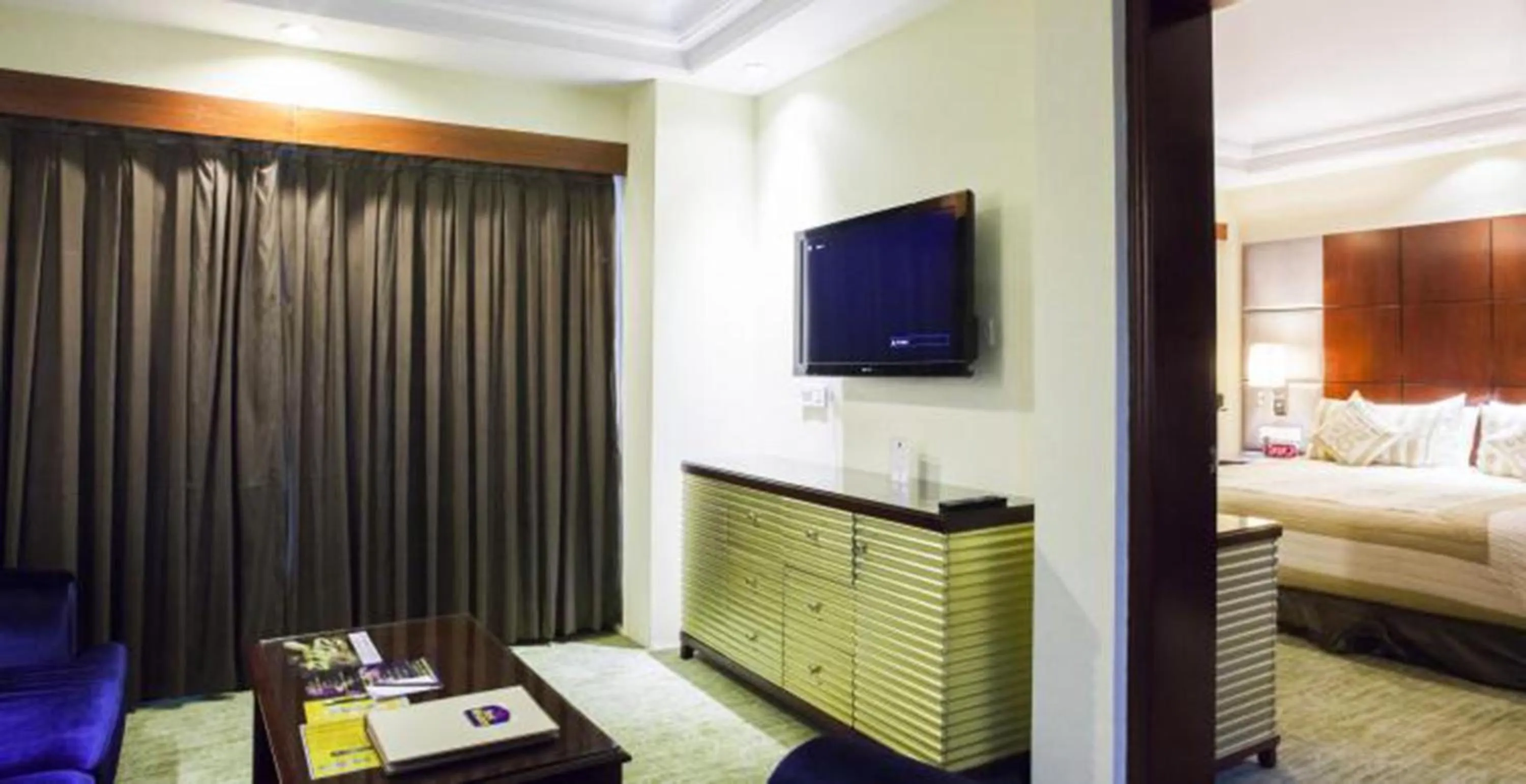 Living room, Bed in SkyCity Hotel Gurgaon