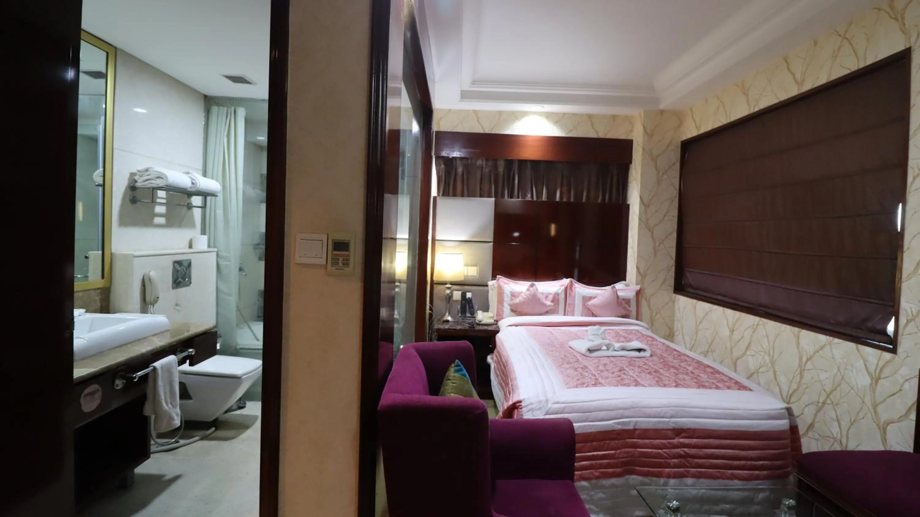 Bedroom, Bed in SkyCity Hotel Gurgaon