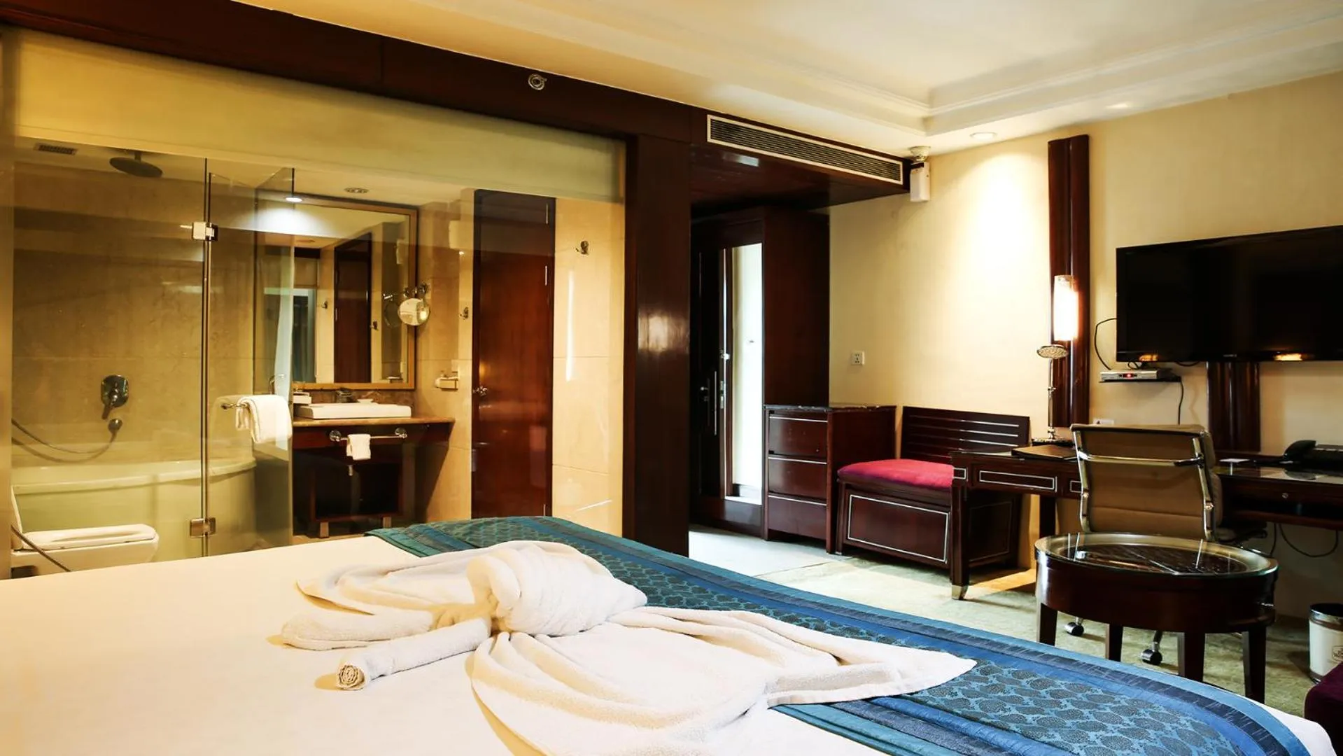 Bedroom, Bed in SkyCity Hotel Gurgaon